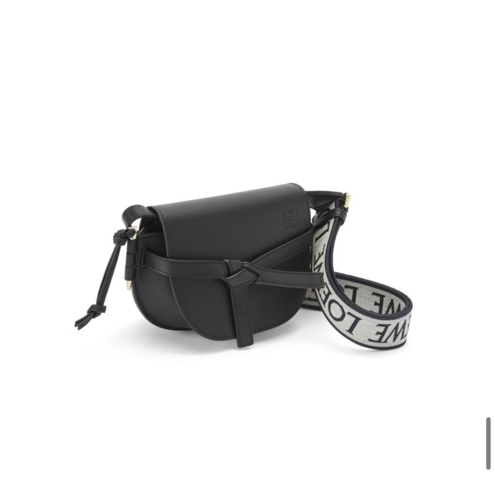 Loewe Mini Gate Dual Bag in Soft Calfskin and Jacquard Black 착용 스타일 - 3