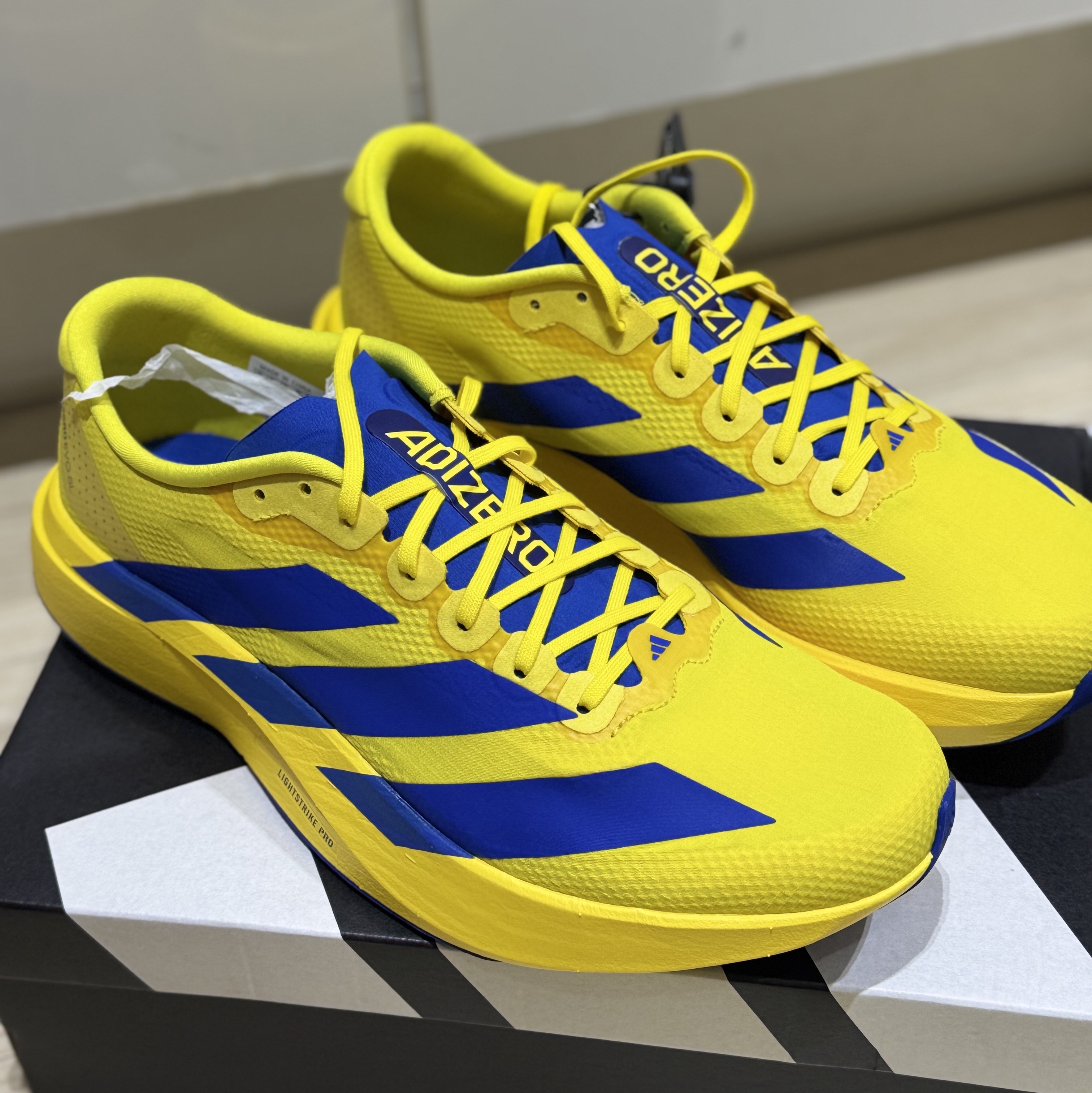 Adidas Adizero EVO SL Woven Yellow Royal Blue 착용 스타일