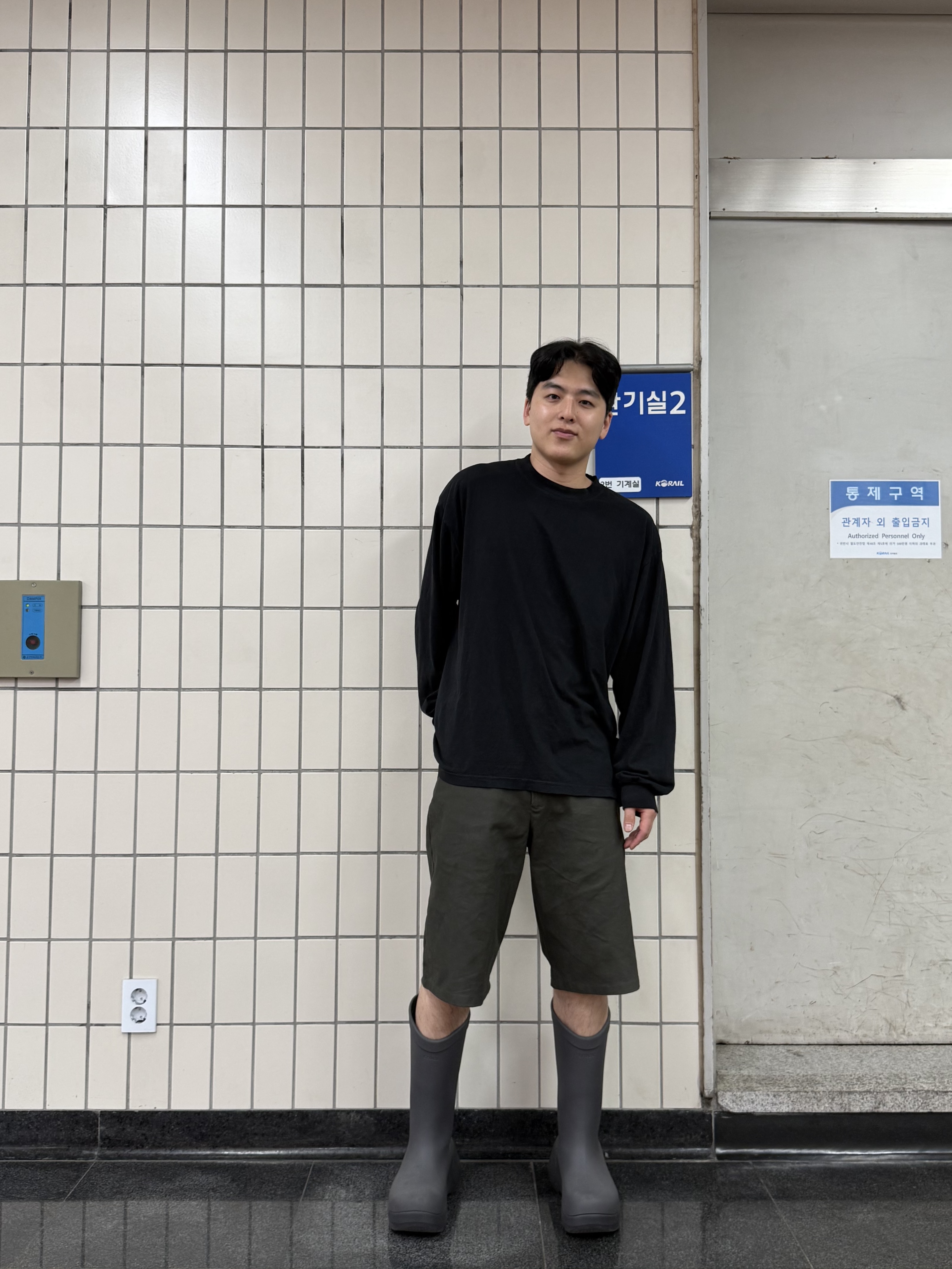 Crocs Hydra Boot Black Sand, Yeezy SH-10 Blank Green 착용 스타일 - 4