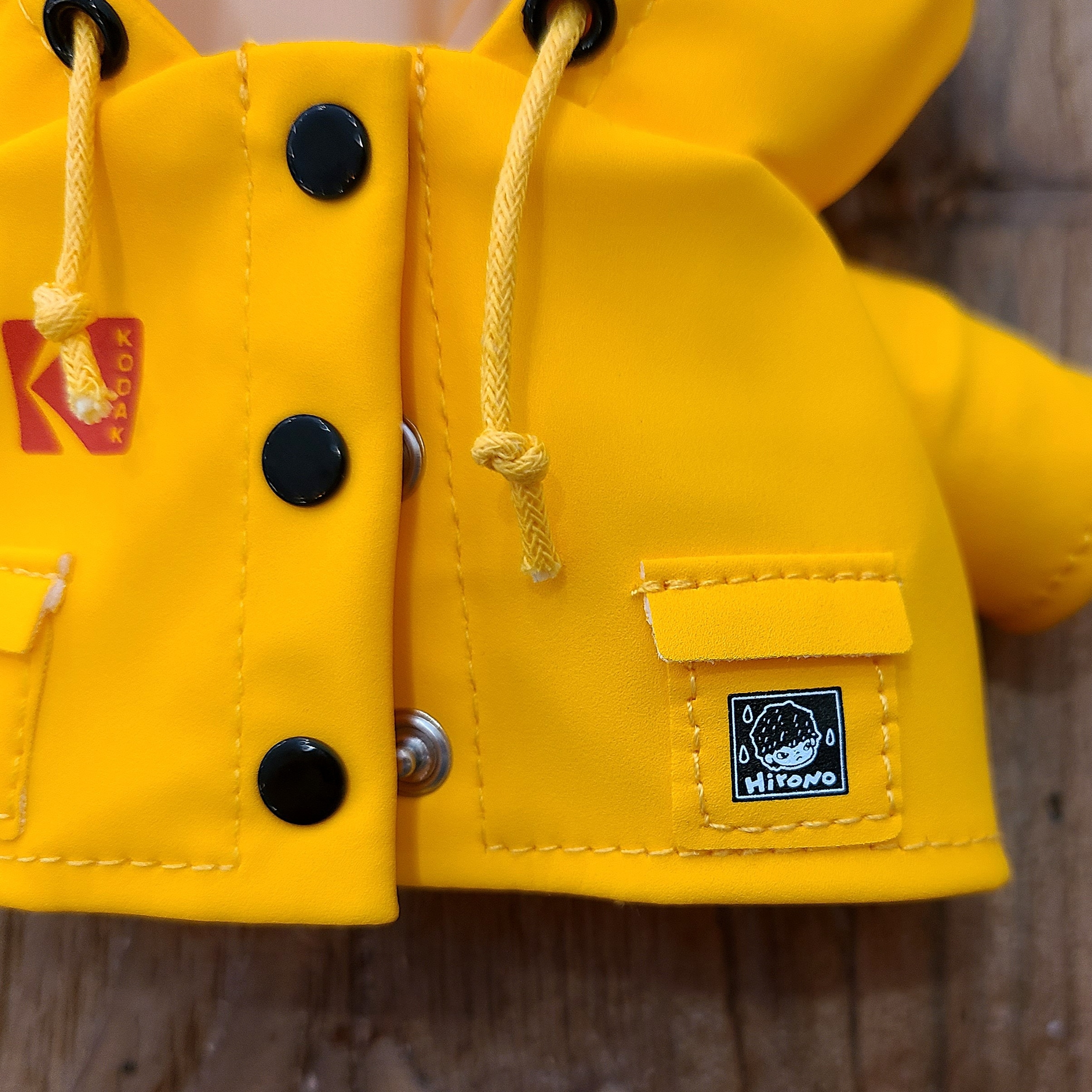 Pop Mart Hirono x Kodak Click Bear Plush Doll Pendant 착용 스타일 - 3