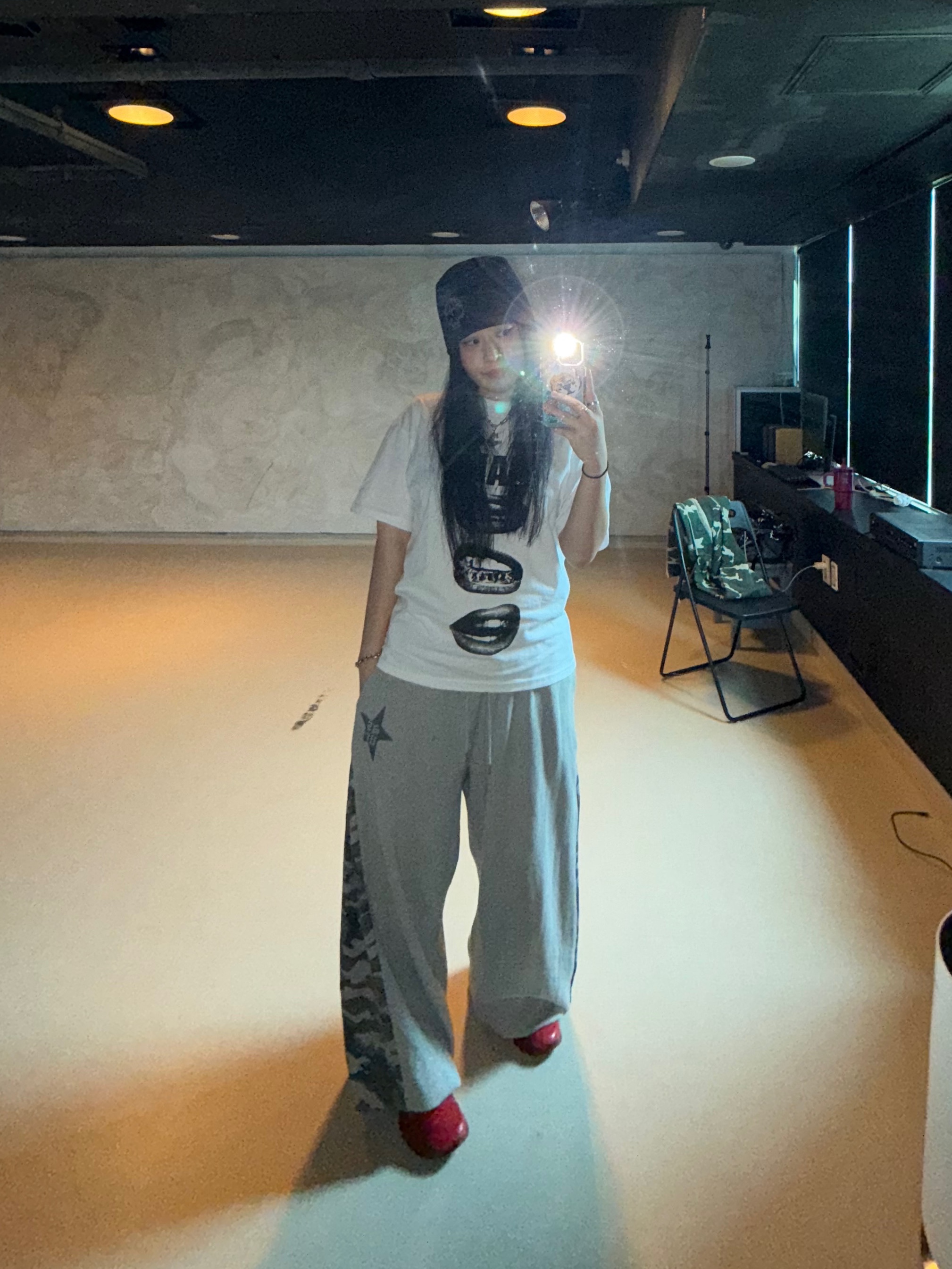 AMOU Kalt Lips Half T-Shirts White, (W) Nike Air Max Dn8 University Red Tough Red 착용 스타일