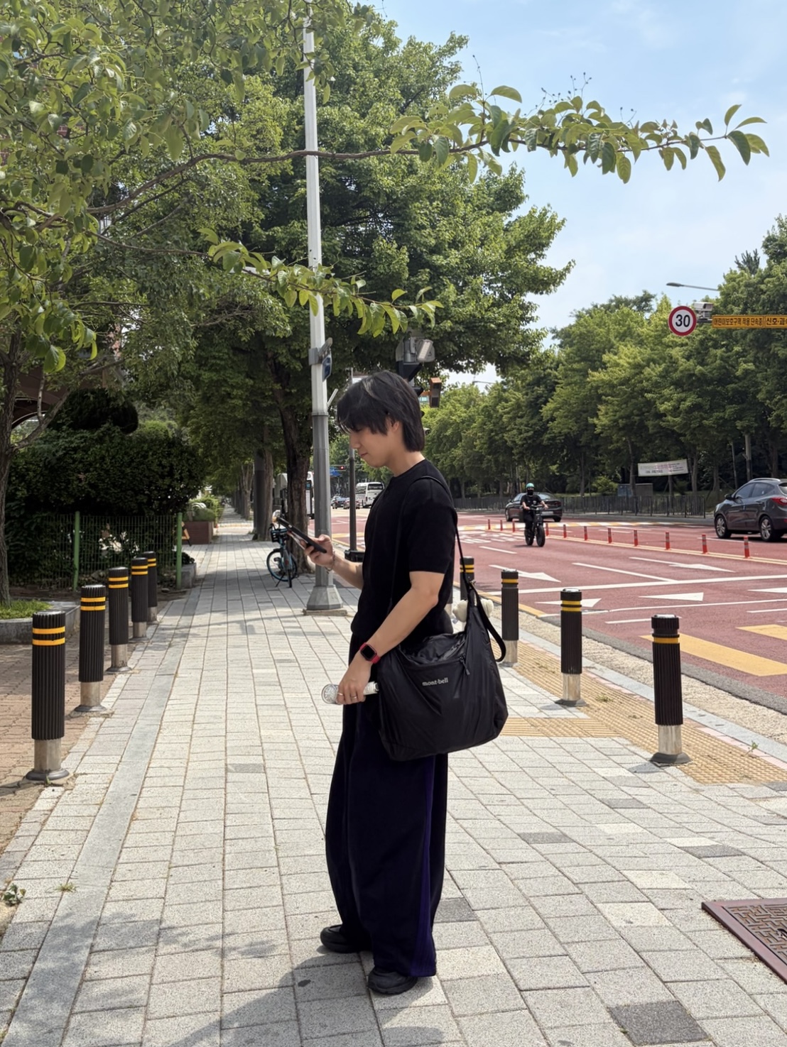 Knitted Coolever Henley Neck Half Sleeve Knit Black 착용 스타일 - 2