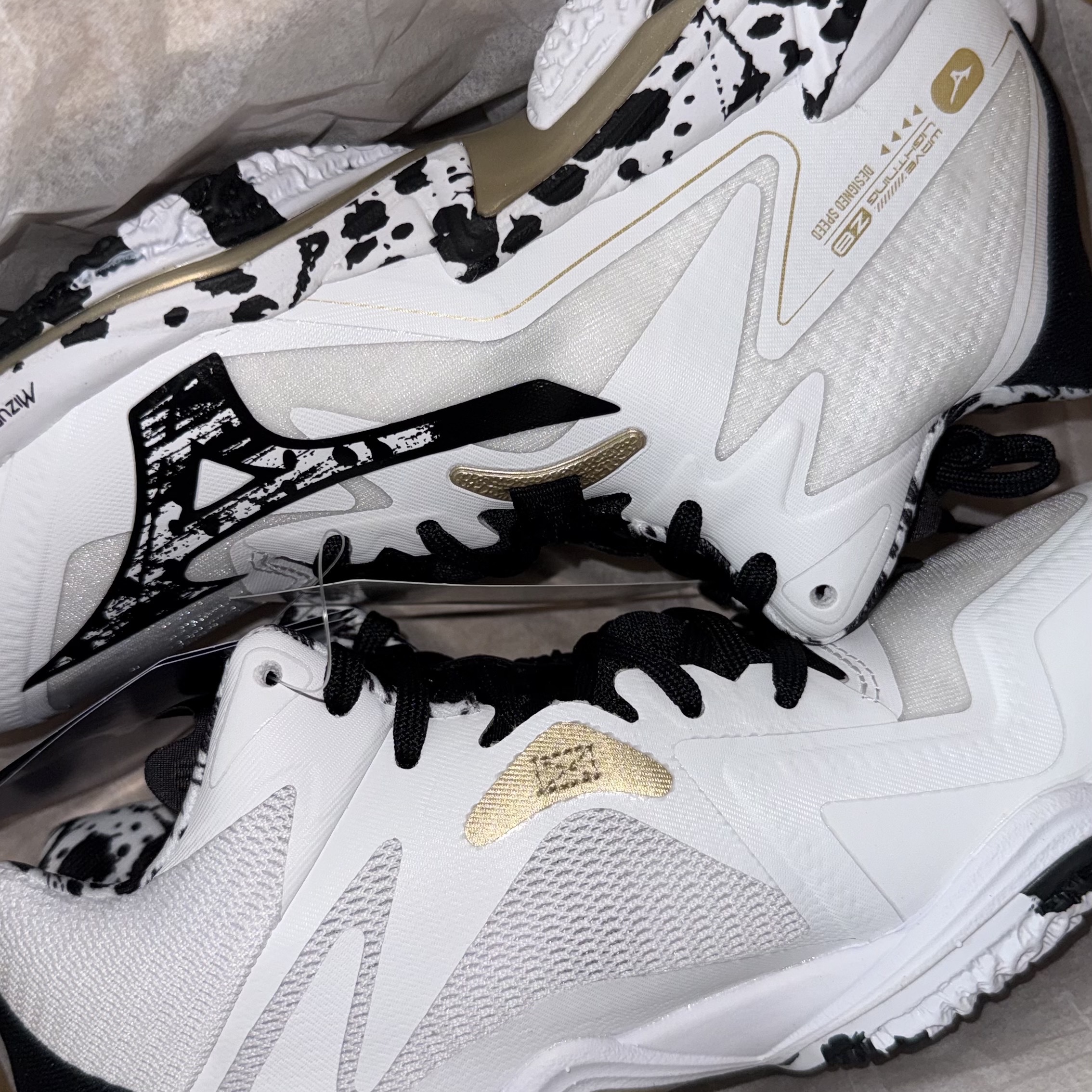 Mizuno Wave Lightning Z8 Mid White Black GE Gold 착용 스타일 - 2