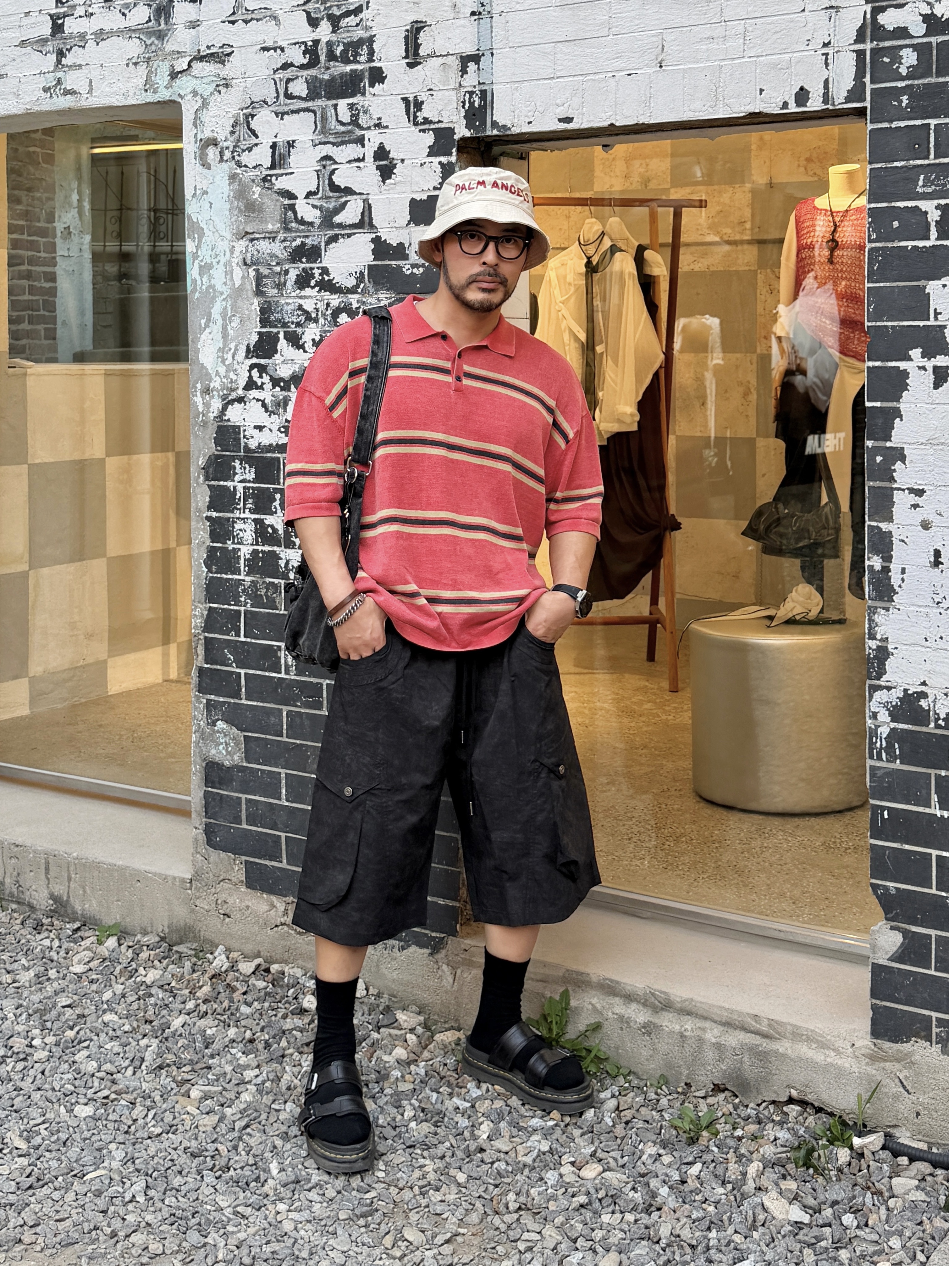 Dr. Martens Myles Sandal Black, Palm Angels Seasonal Logo Bucket Hat - Off White 착용 스타일 - 7