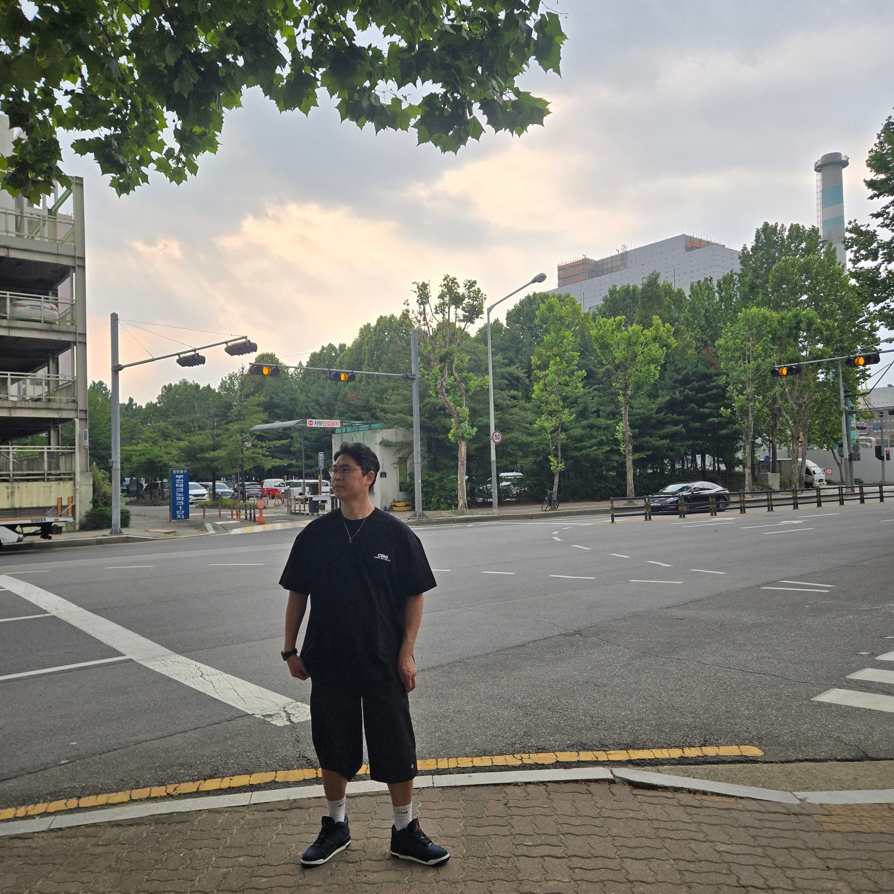 CDG Oversized T-Shirt2 Black, Dickies Loose Fit 13 Inch Flat Front Work Shorts Black 착용 스타일 - 1