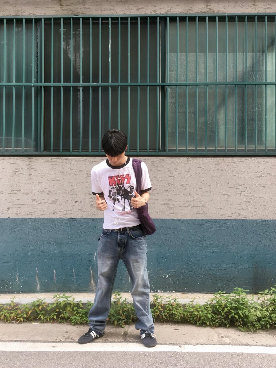 MAINBOOTH X KISS End of the Road T-shirt White 착용 스타일 - 3