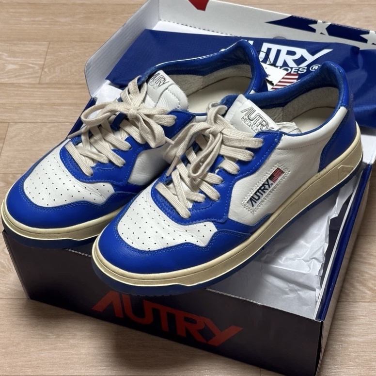 (W) Autry Medalist Low Suede Sneakers Blue White 착용 스타일