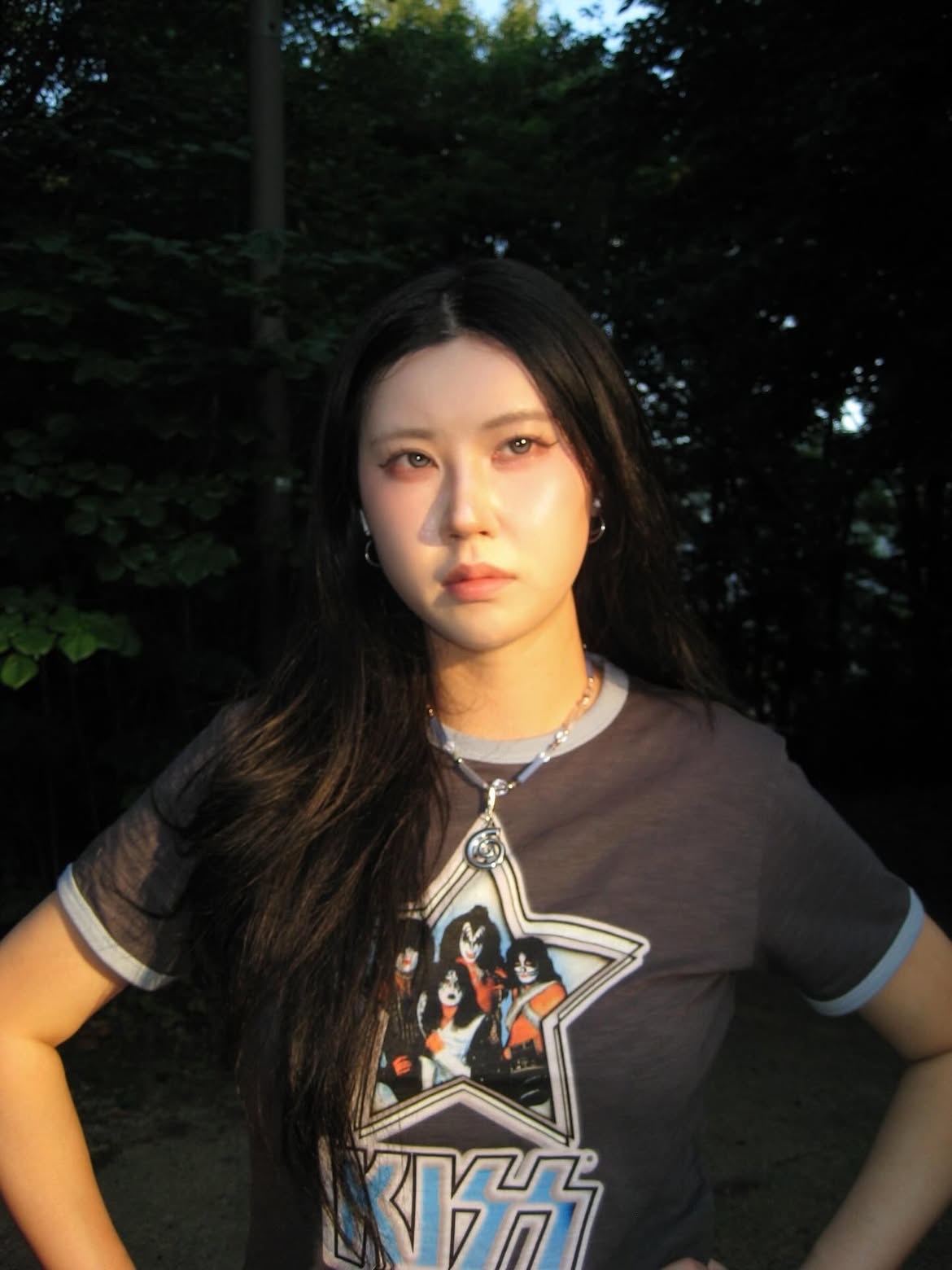 MAINBOOTH X KISS Woman Star T-shirt Charcoal 착용 스타일 - 3
