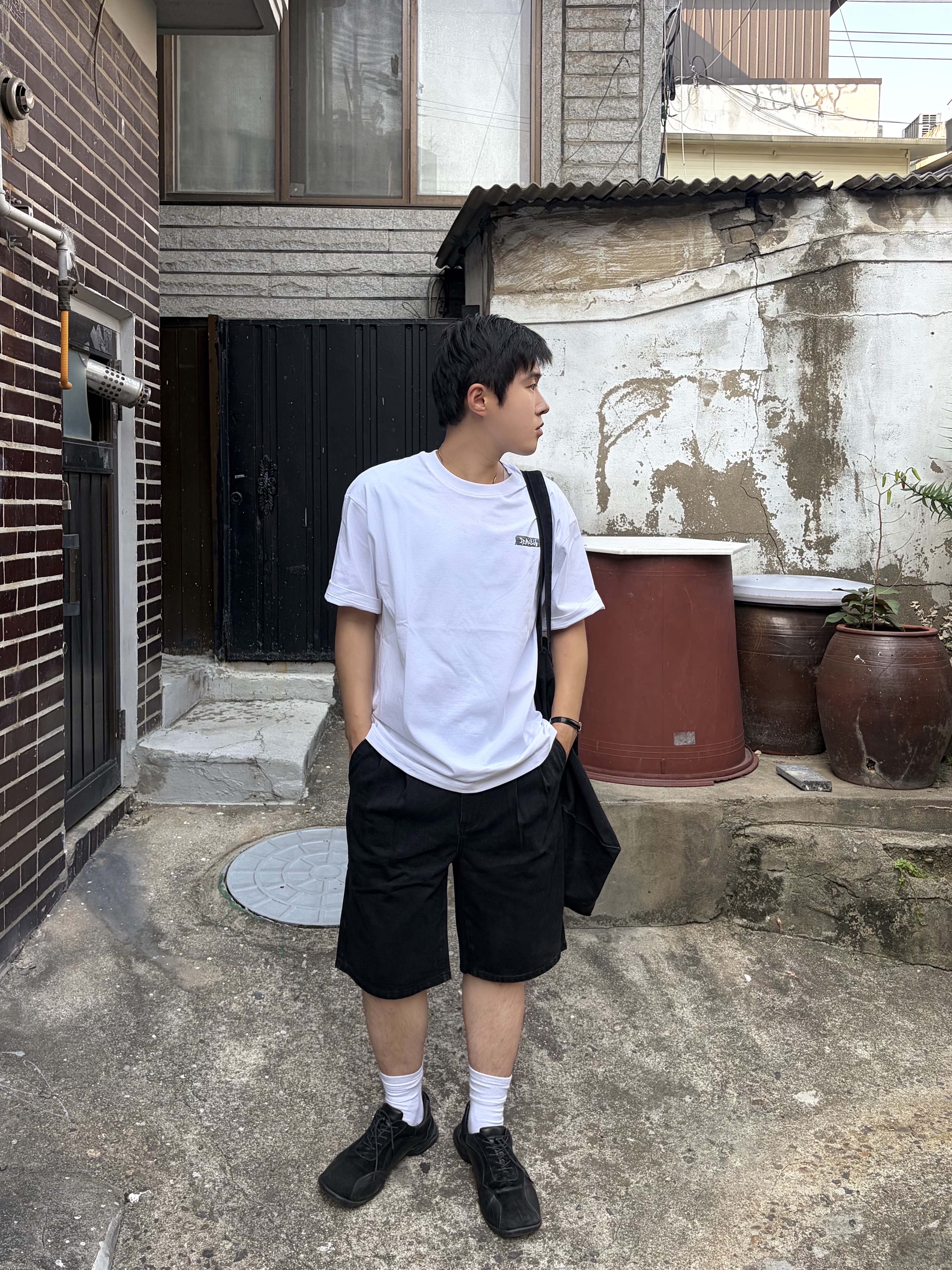 [KREAM 단독][니티드X림박스] Knitted Relaxed Washing Denim Two-Tuck Cinch Back Shorts Black, Pemont Square Black 착용 스타일 - 4