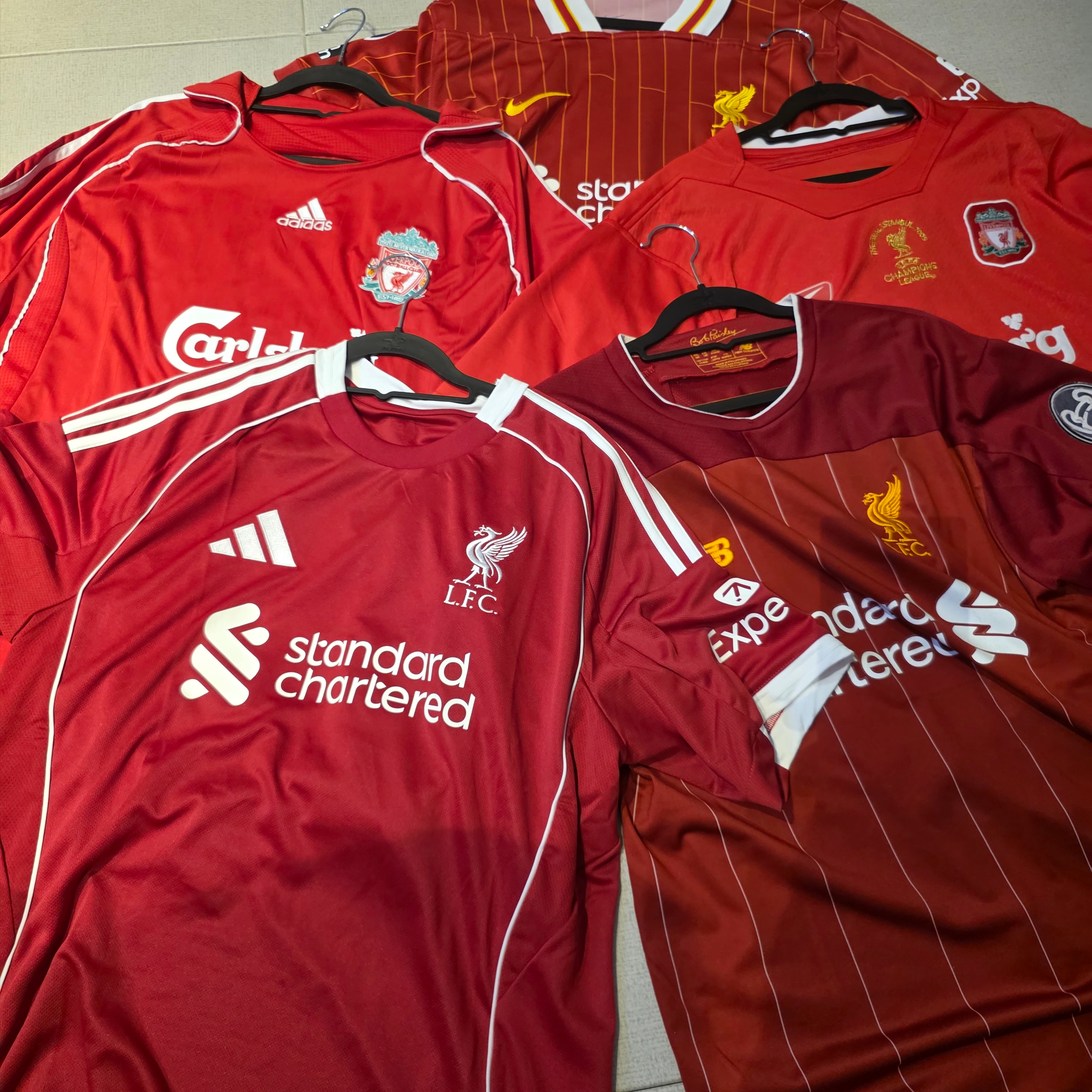 Adidas Liverpool FC 2025/26 Home Jersey Strawberry Red - KR Sizing (Non Marking Ver.), Nike Liverpool FC 2024/25 Dri-Fit Stadium Home Jersey Gym Red White Chrome Yellow (Non Marking Ver.) 착용 스타일 - 1
