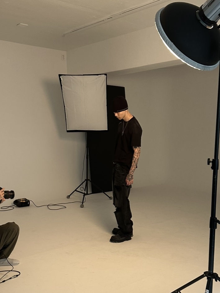 AX CONNECTION Destroyed Washed Double Back Pocket Wide Denim Pants Black, AX CONNECTION Destroyed Technical Logo T-Shirt Black (Regular-Fit) 착용 스타일 - 2
