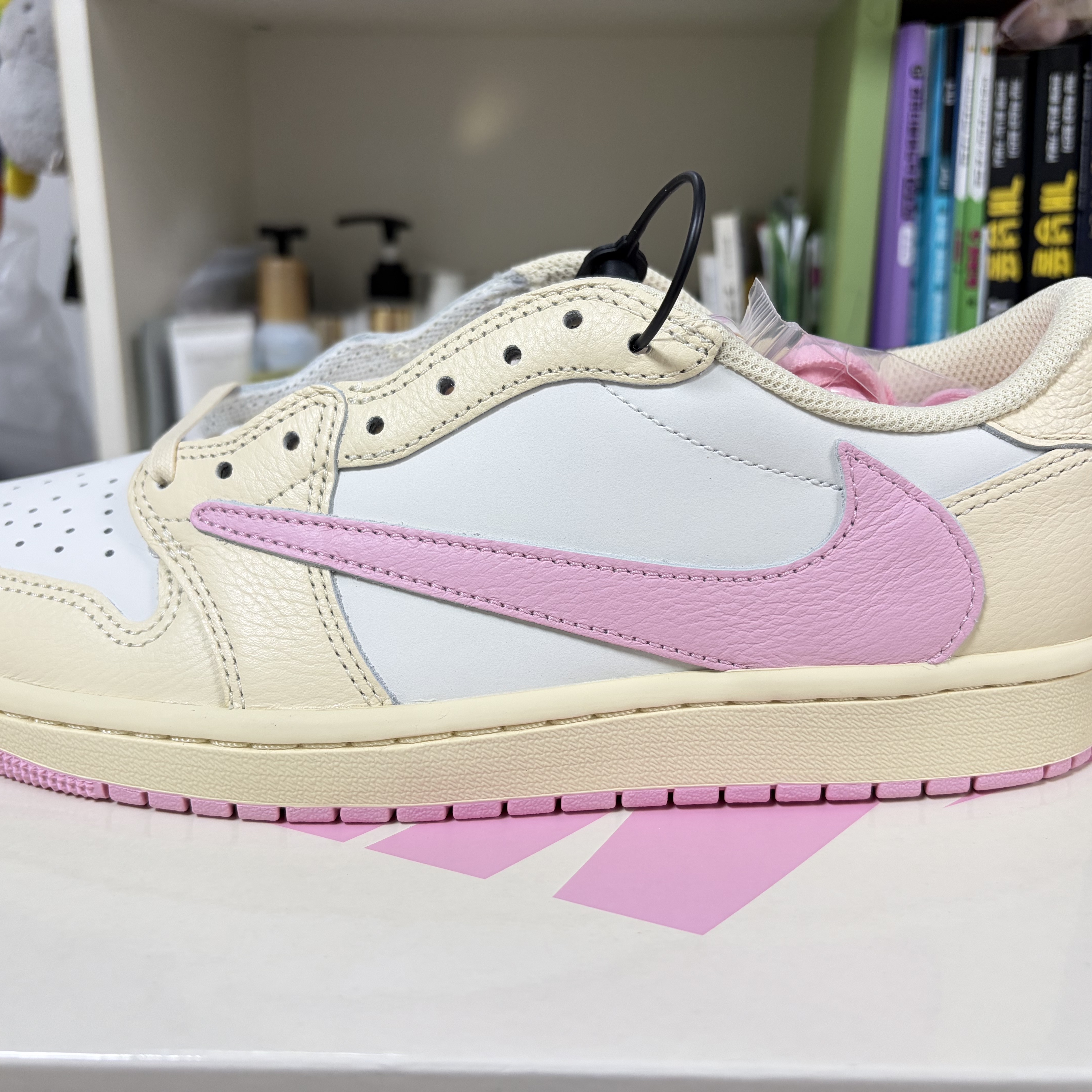 Jordan 1 x Travis Scott Retro Low OG SP Muslin Shy Pink 착용 스타일 - 1