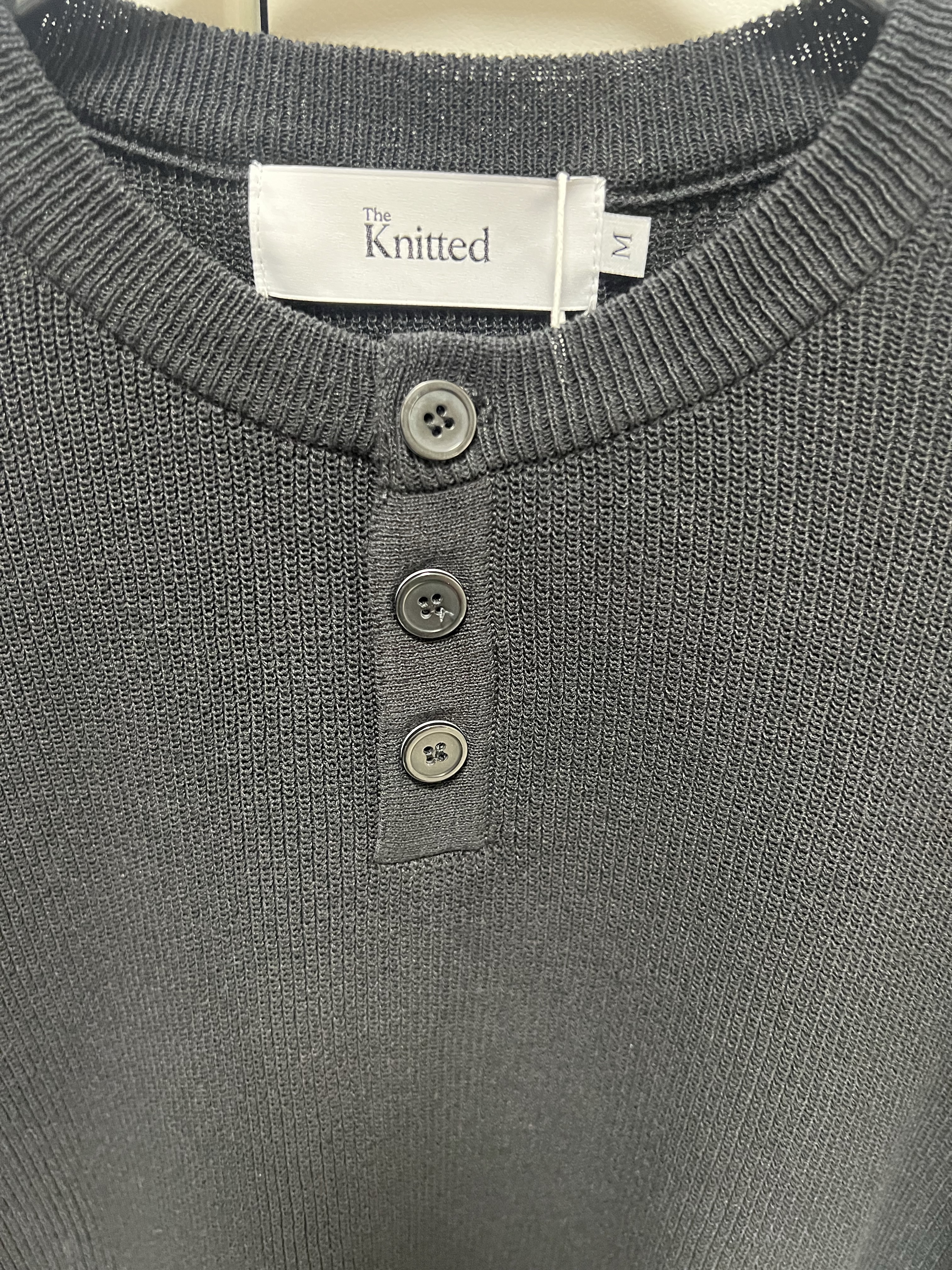 Knitted Coolever Henley Neck Half Sleeve Knit Black 착용 스타일 - 7