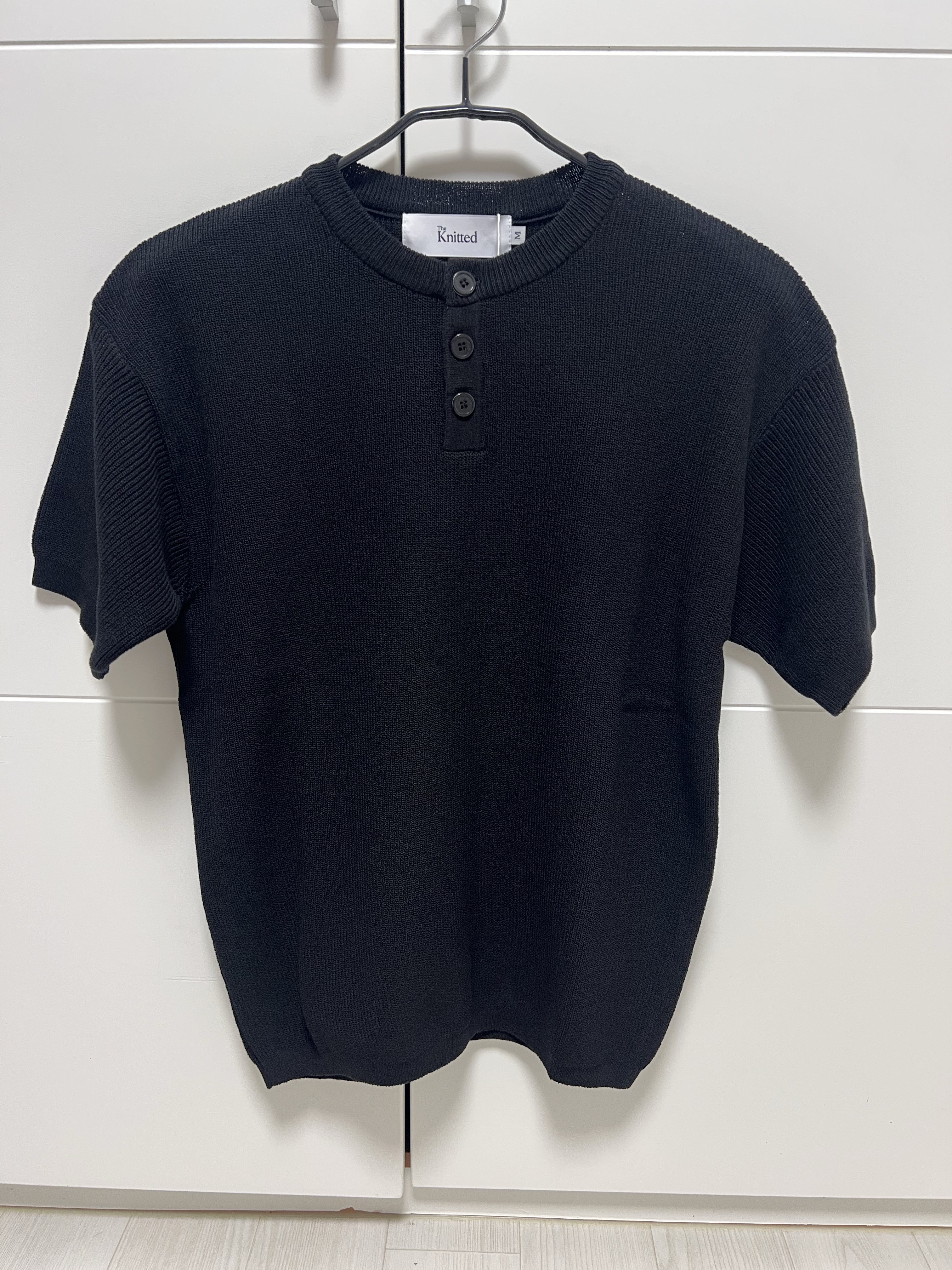 Knitted Coolever Henley Neck Half Sleeve Knit Black 착용 스타일 - 6