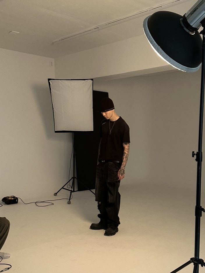 AX CONNECTION Destroyed Washed Double Back Pocket Wide Denim Pants Black, AX CONNECTION Destroyed Technical Logo T-Shirt Black (Regular-Fit) 착용 스타일 - 1