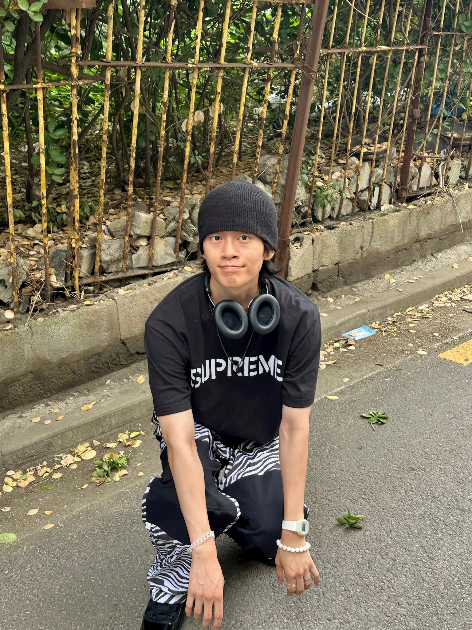 Supreme Hard T-Shirt Black - 26SS, Jordan 11 Retro Gamma 착용 스타일 - 1