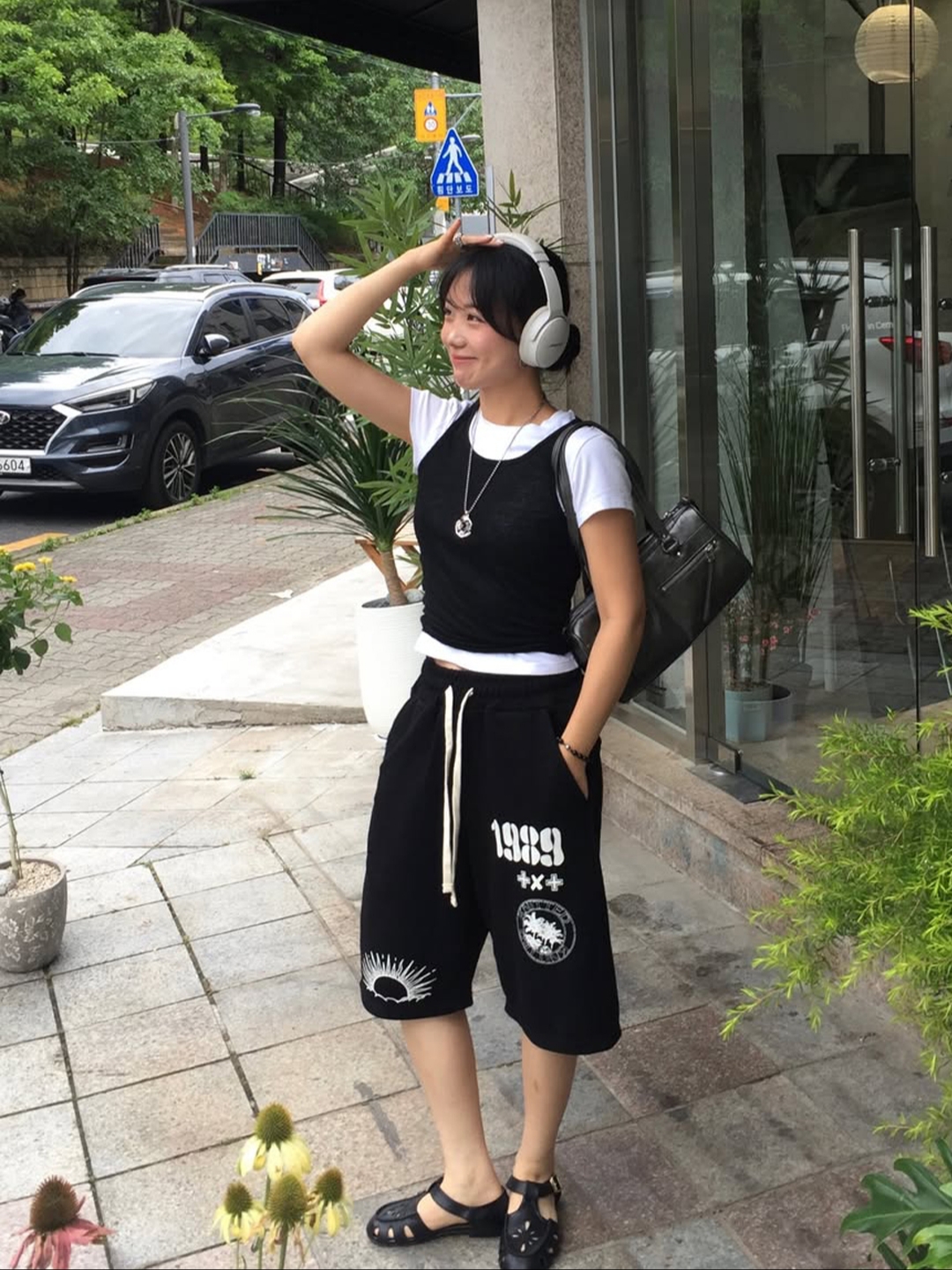 [KREAM 단독] Knitted 1989 Sunrise Graphic Bermuda Half Pants Black, [KREAM 단독] Knitted 1989 Sunrise Graphic Bermuda Half Pants Melange Grey 착용 스타일 - 1