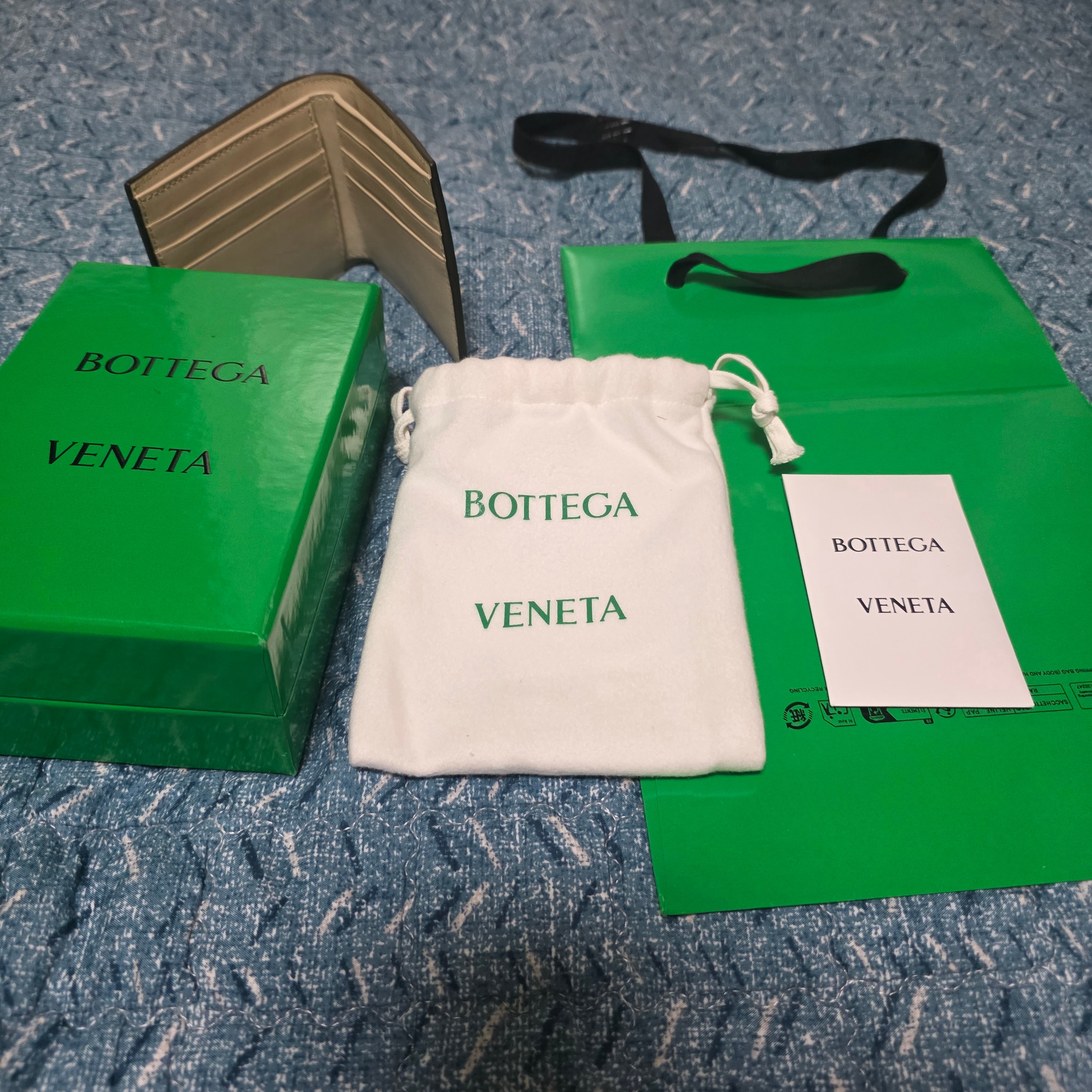 Bottega Veneta Cassette Bi-Fold Wallet Kaki Light Butterscotch 착용 스타일 - 3