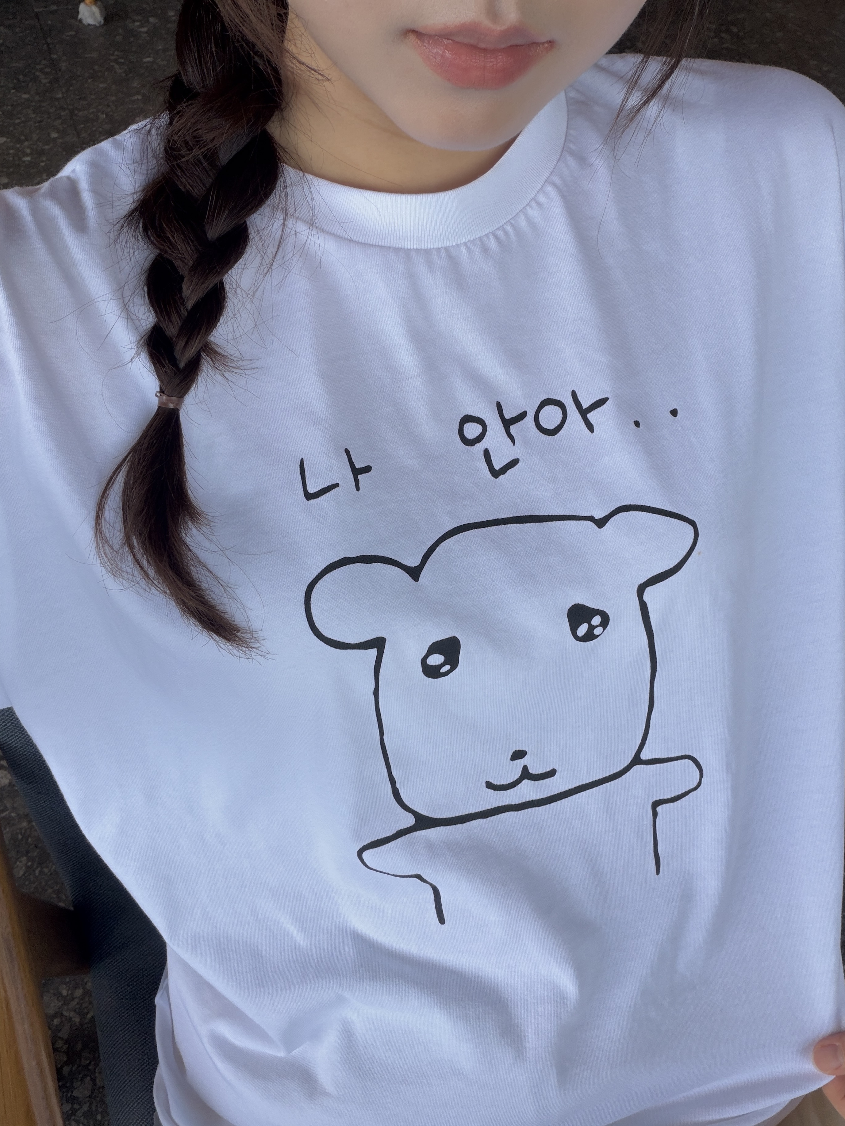 Spao x Ganadi Short Sleeve T-Shirt White 착용 스타일 - 1