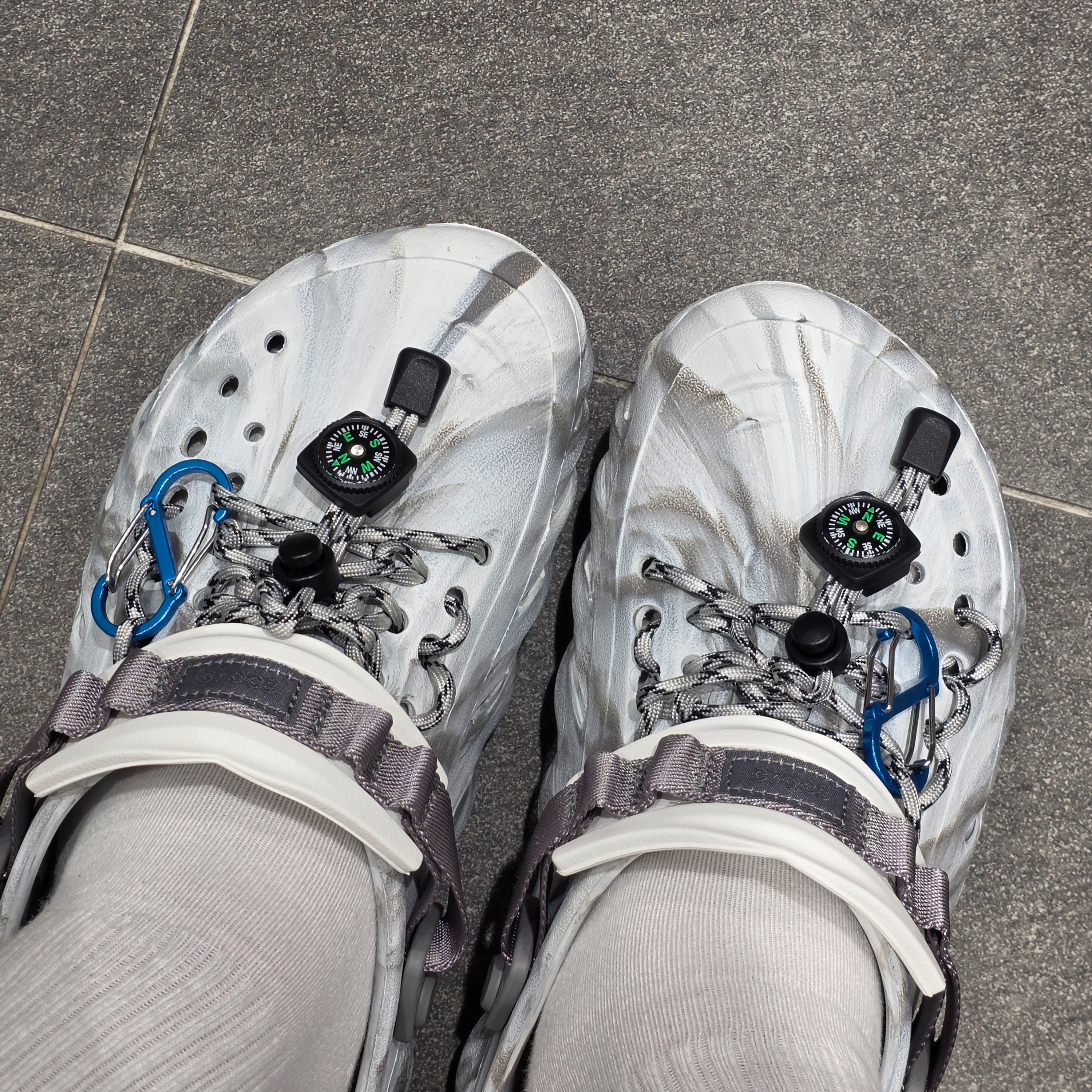 Crocs Echo Marbled Clog Moonlight Multi 착용 스타일 - 5