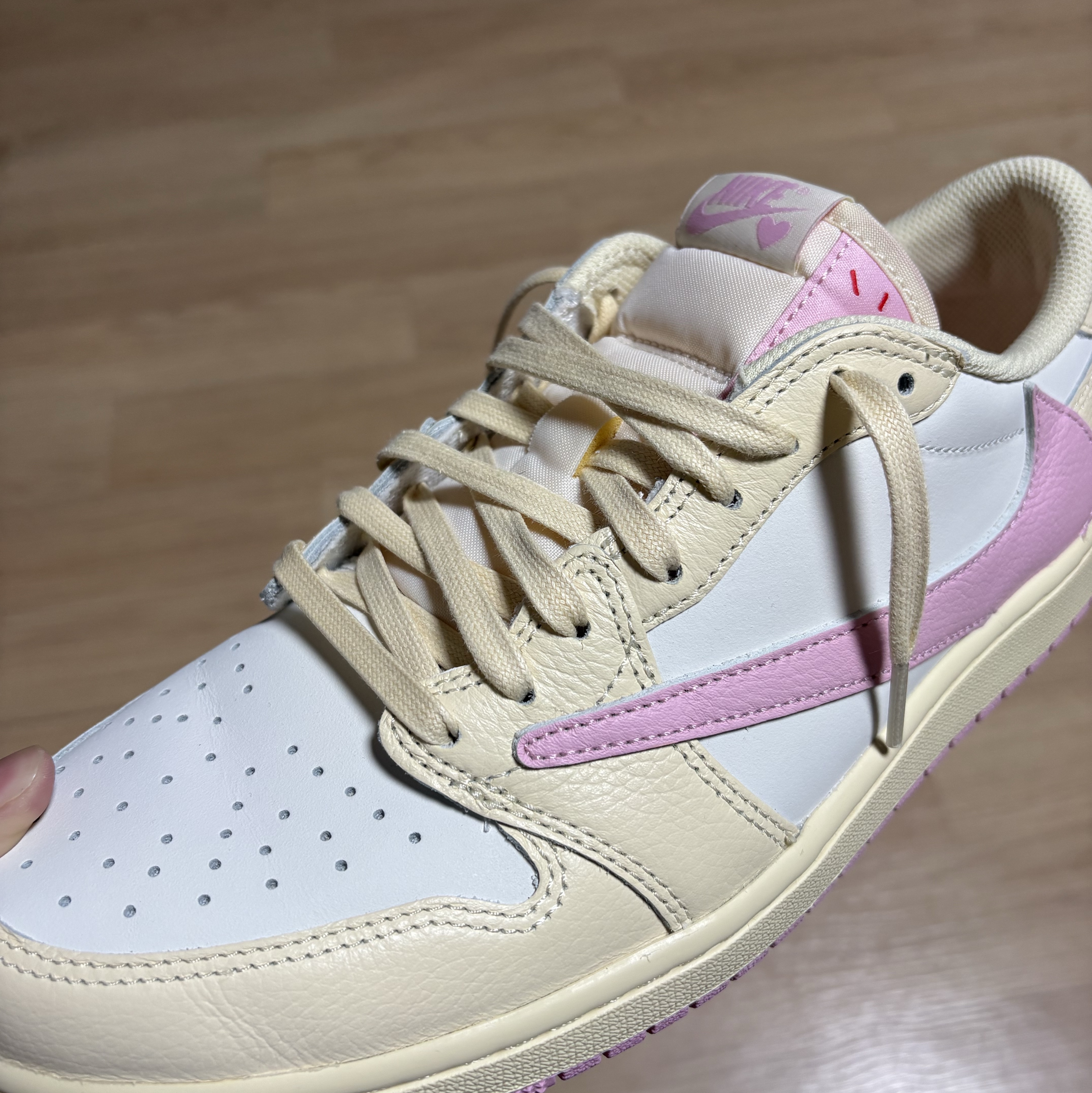 Jordan 1 x Travis Scott Retro Low OG SP Muslin Shy Pink 착용 스타일