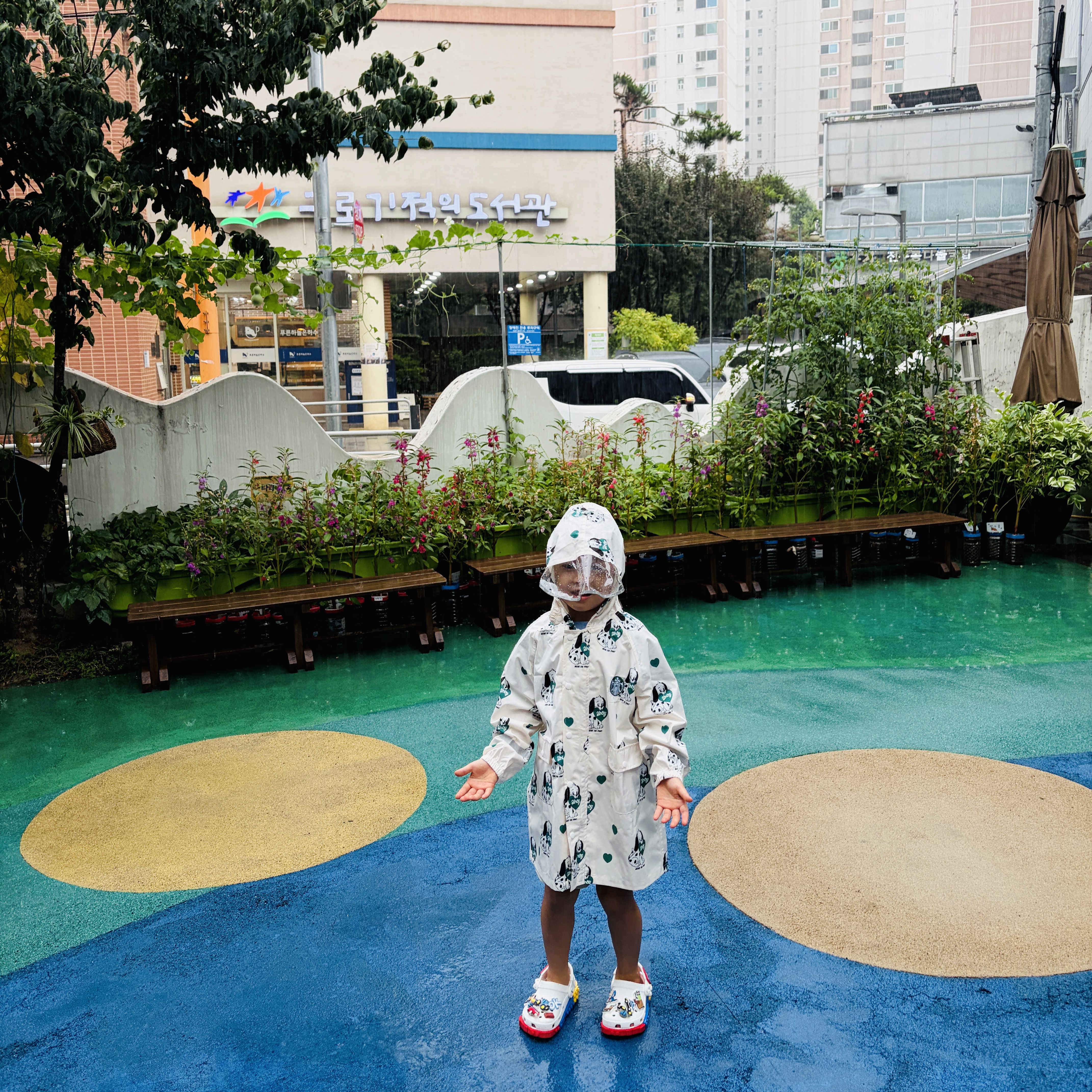 Starbucks x Bebe De Pino Raincoat M White, (Kids) Crocs x Lego Creativity Clog White 착용 스타일 - 3
