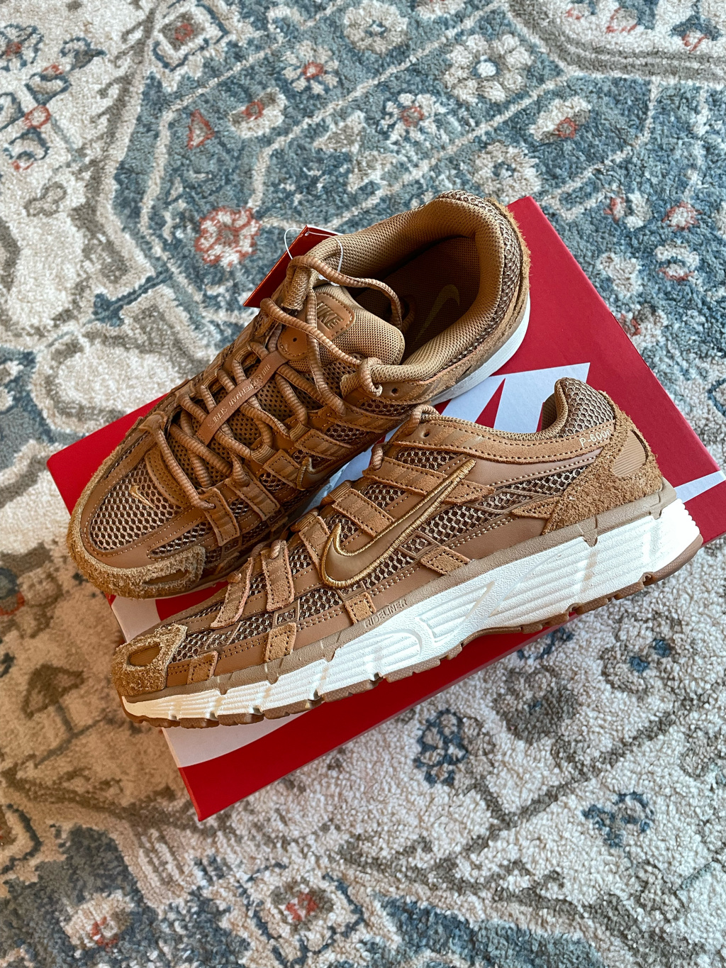 Nike P-6000 SE Flax Metallic Gold 착용 스타일 - 1