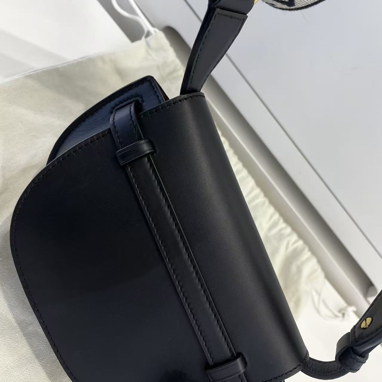 Loewe Mini Gate Dual Bag in Soft Calfskin and Jacquard Black 착용 스타일 - 5
