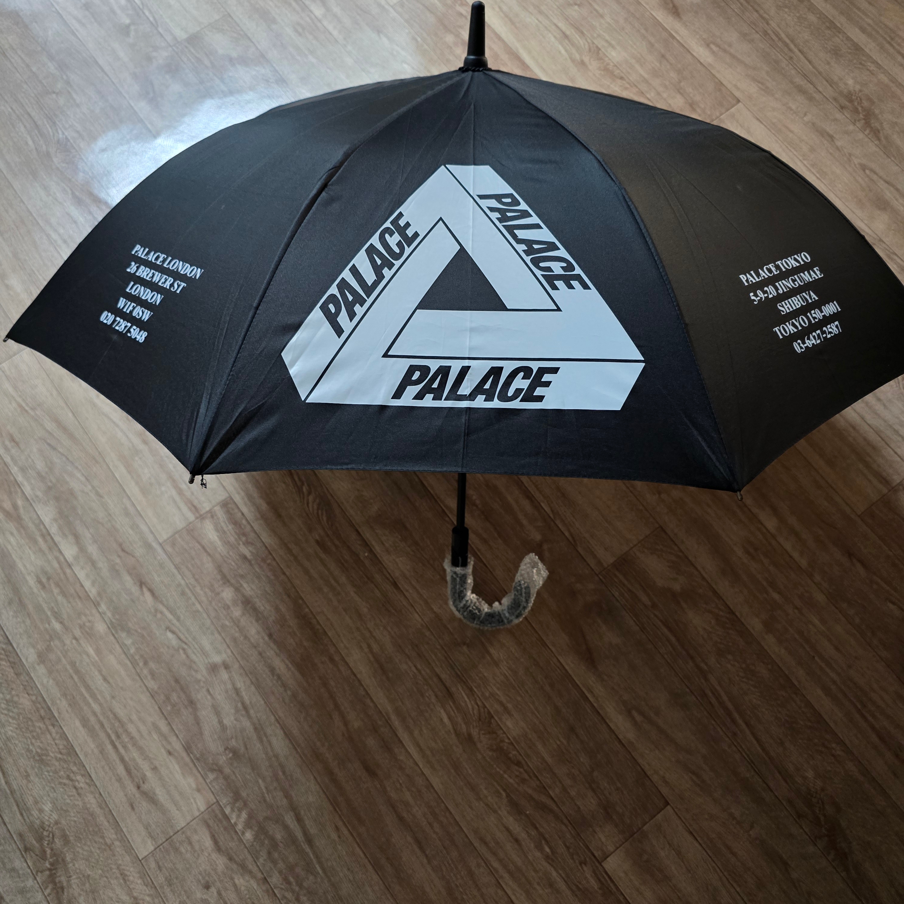Palace Shop Umbrella Black - 22FW 착용 스타일