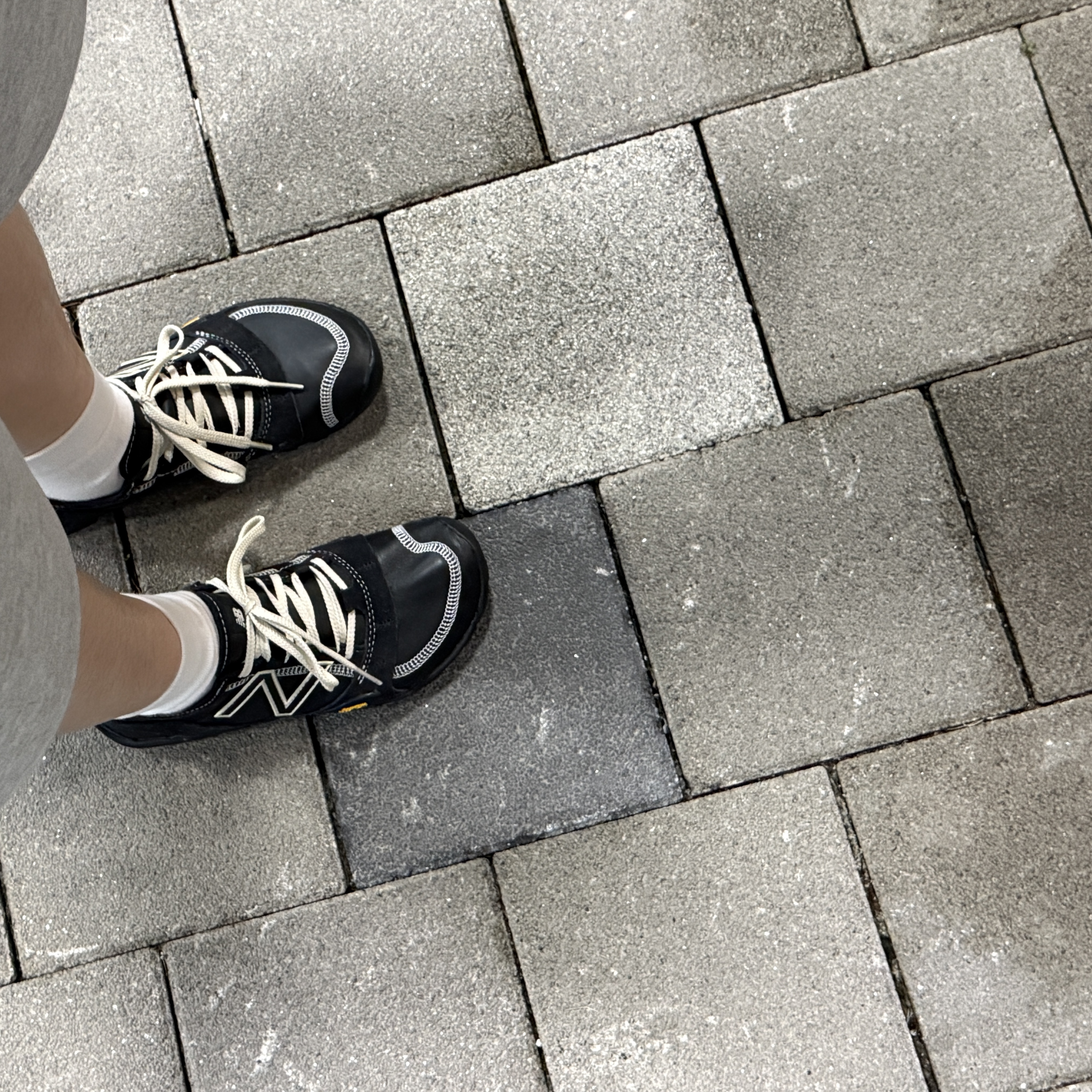 New Balance MT10 Black Silver 착용 스타일 - 2