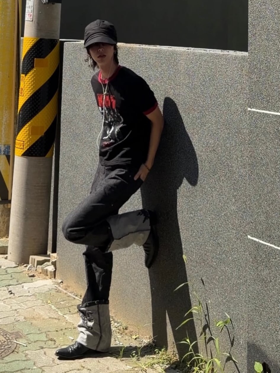 MAINBOOTH X KISS End of the Road T-shirt Black 착용 스타일 - 1
