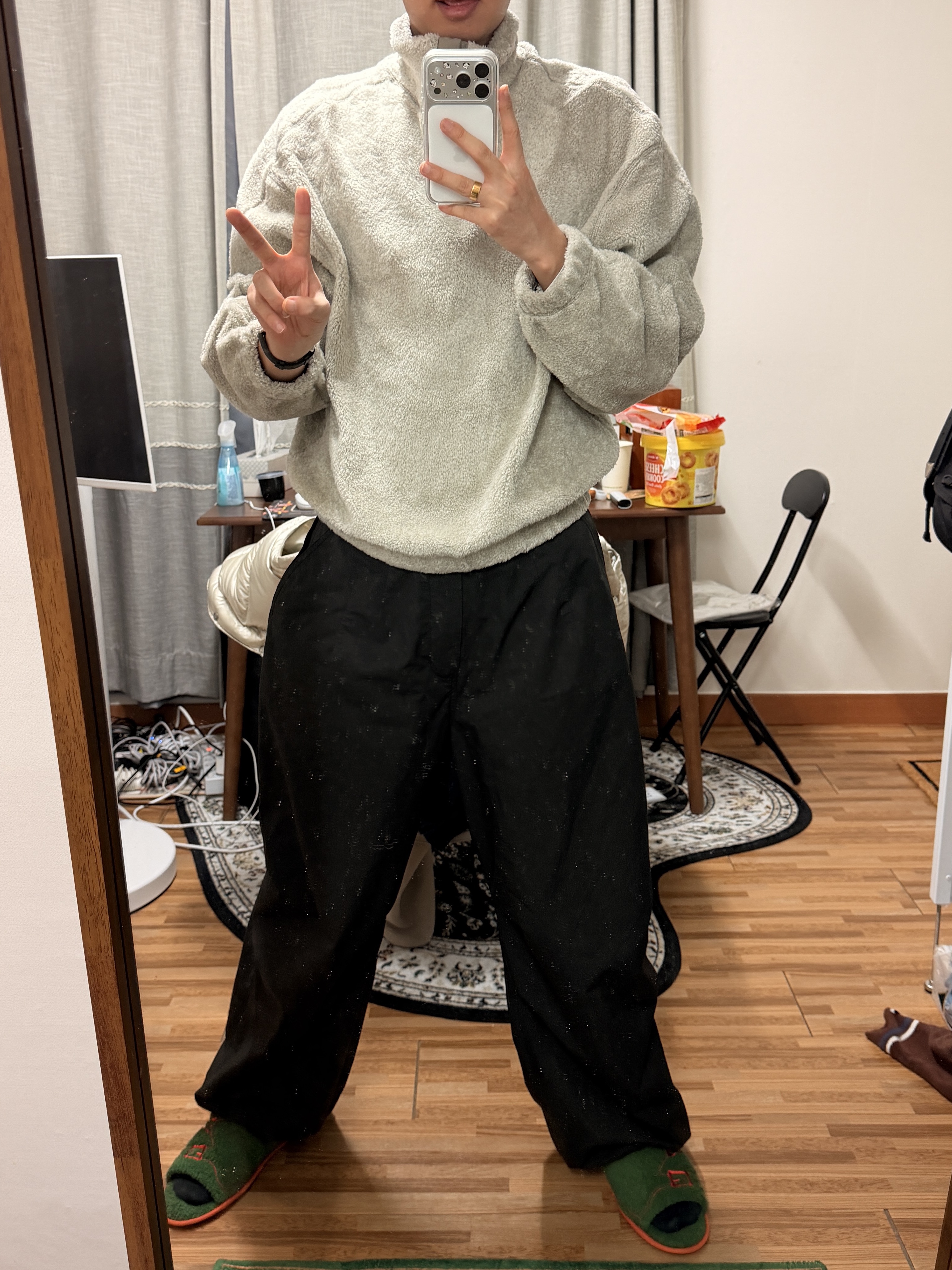 Balenciaga Washed Crayon Loop Oversized Hoodie Washed Black White, New Era 59Fifty MLB Authentic New York Yankees Game Navy 착용 스타일 - 4