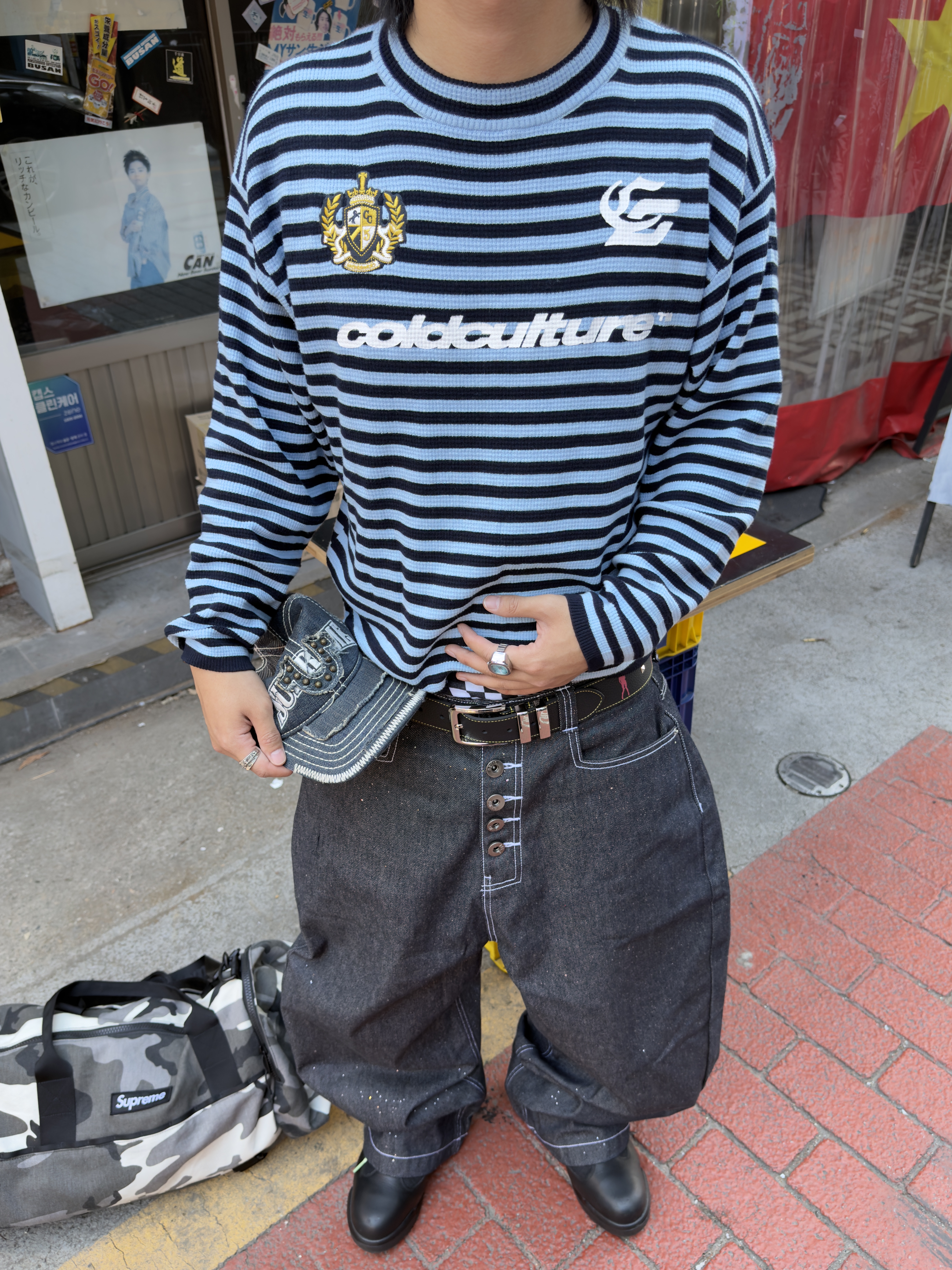 Supreme x True Religion Mesh Back 6-Panel Dirty Indigo - 25FW, Supreme Duffle Bag Snow Camo - 25SS 착용 스타일 - 4