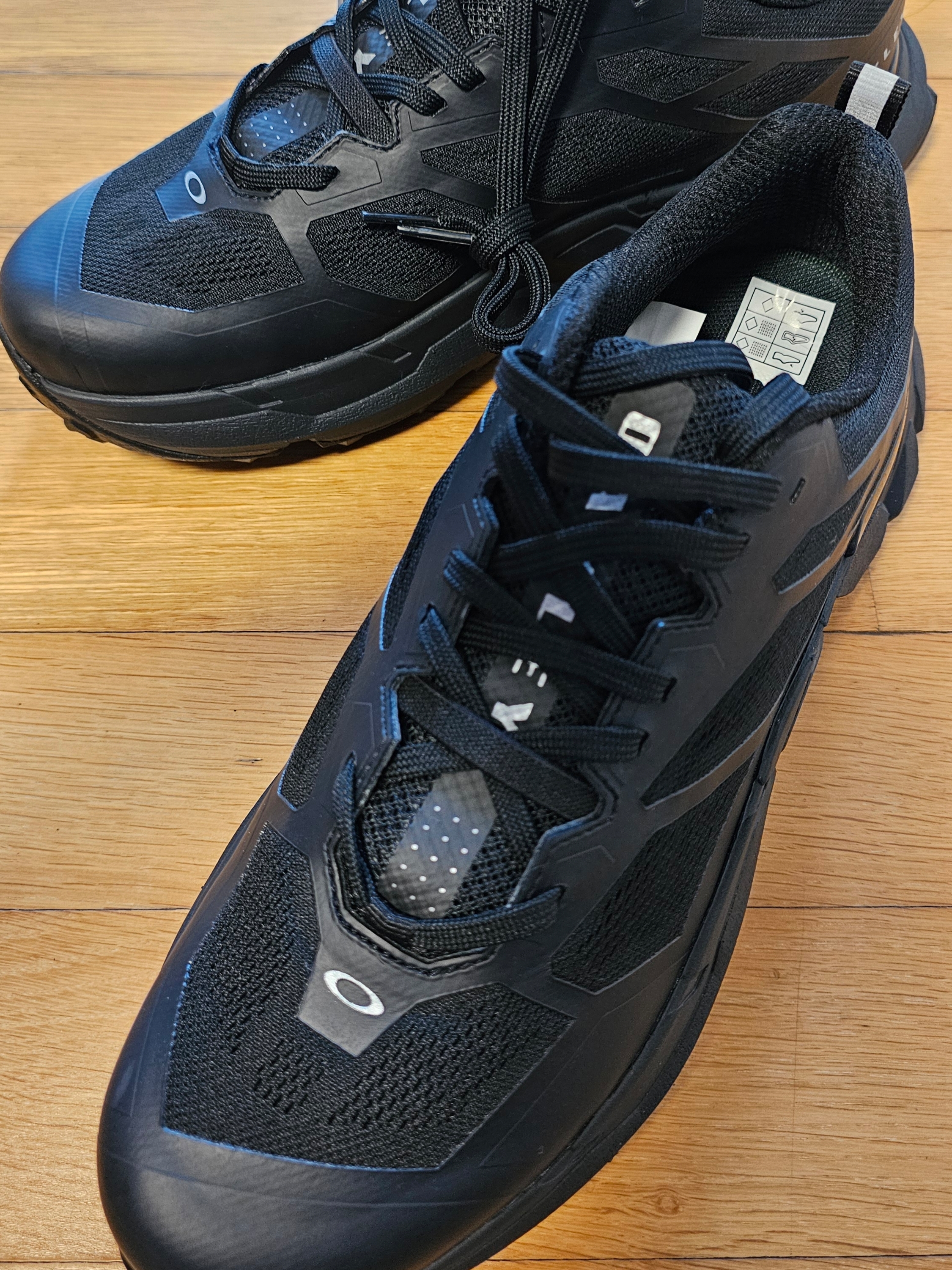 Oakley Light Breathe Triple Black 착용 스타일