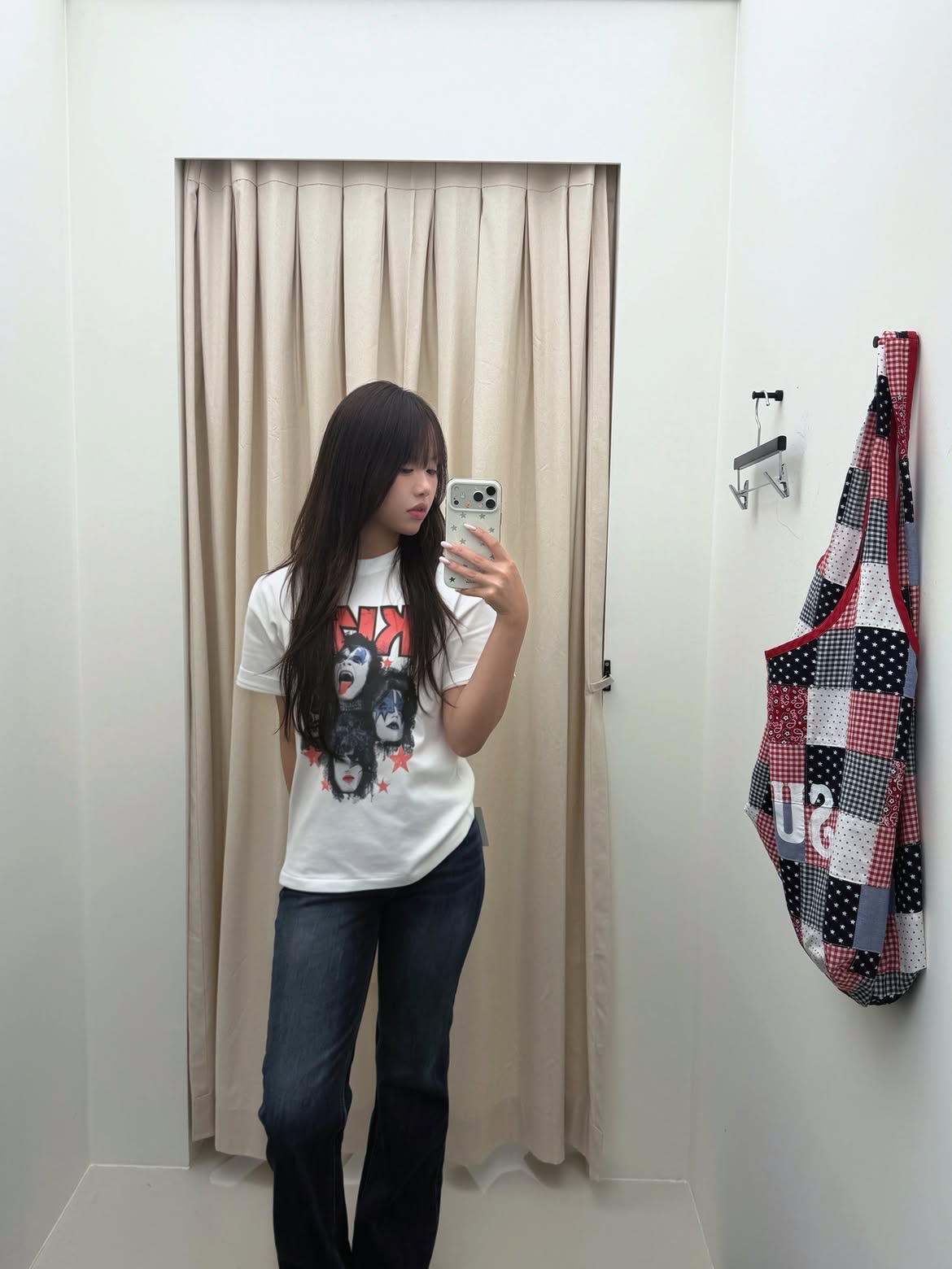 MAINBOOTH X KISS Shooting Star T-shirt White 착용 스타일 - 2