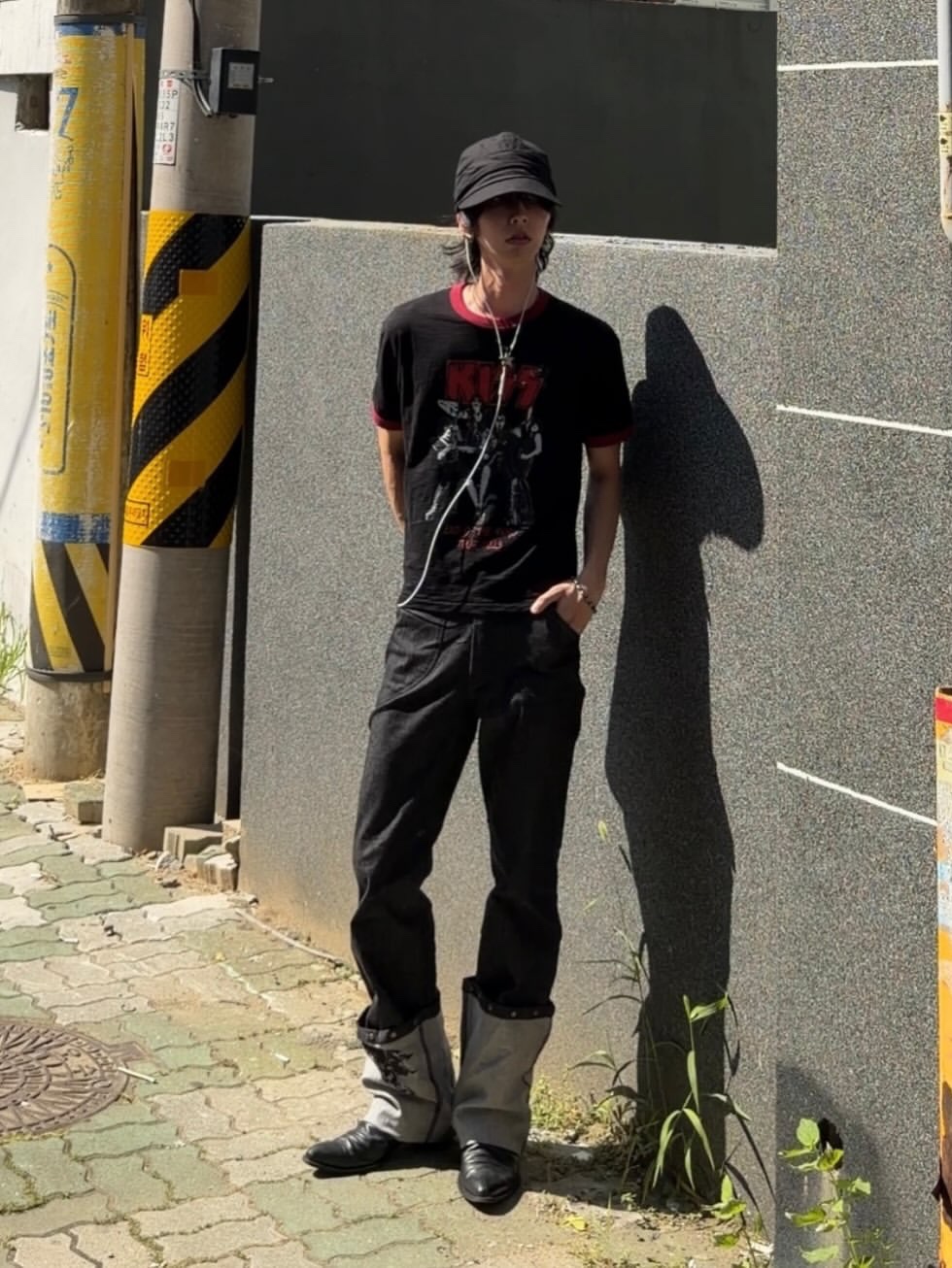 MAINBOOTH X KISS End of the Road T-shirt Black 착용 스타일 - 2