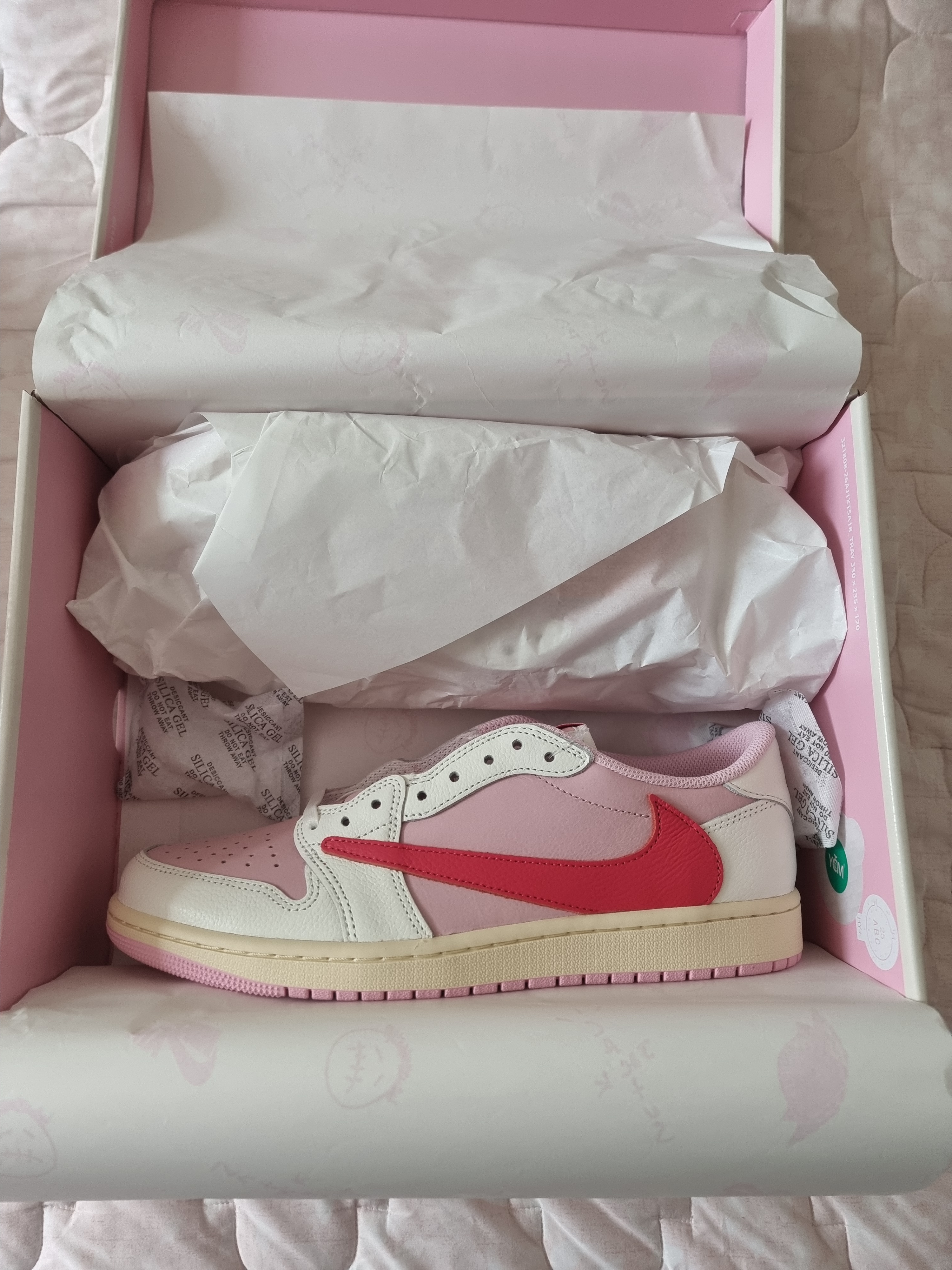 Jordan 1 x Travis Scott Retro Low OG SP Sail Tropical Pink 착용 스타일 - 2