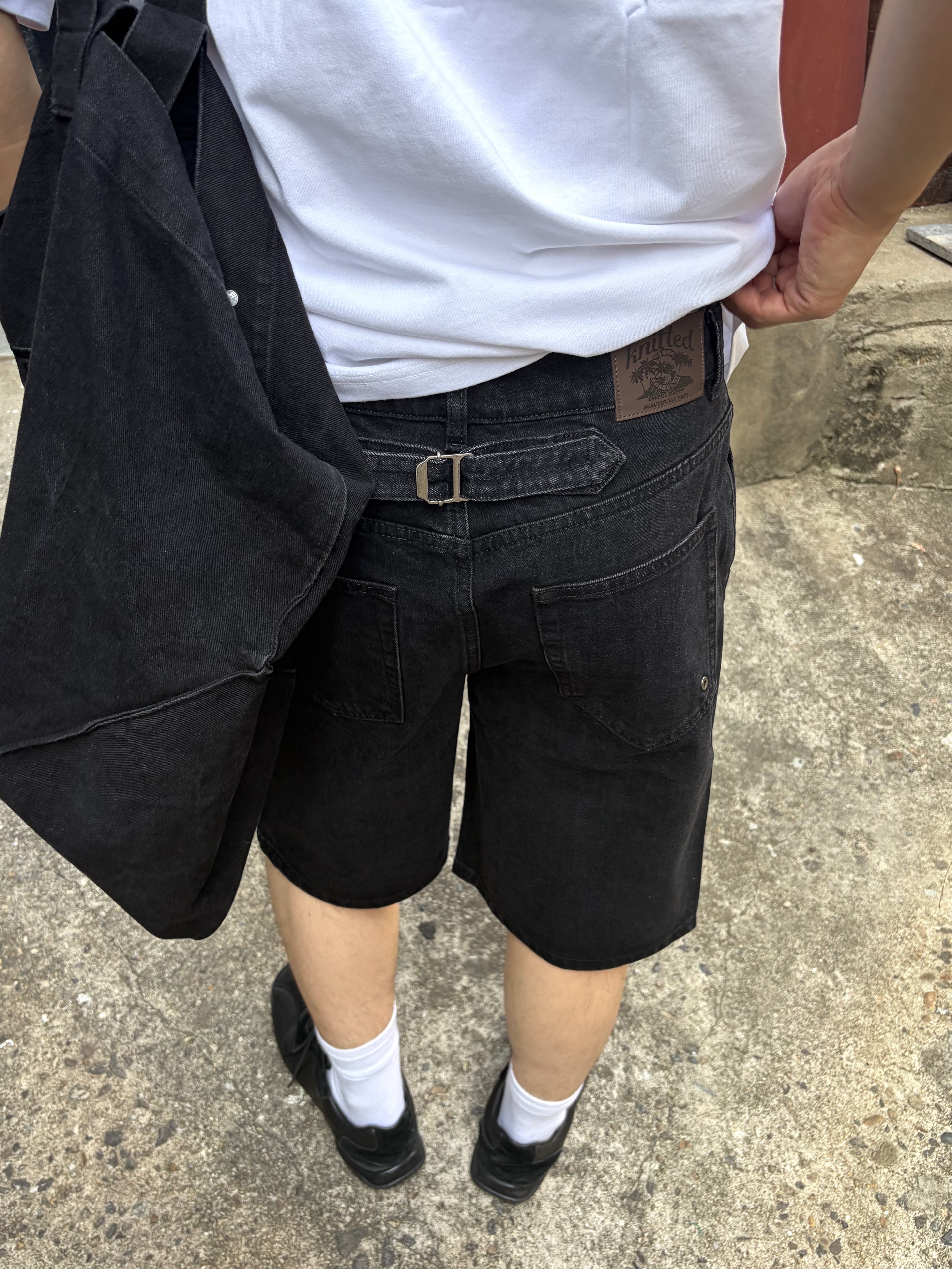 [KREAM 단독][니티드X림박스] Knitted Relaxed Washing Denim Two-Tuck Cinch Back Shorts Black, Pemont Square Black 착용 스타일 - 1