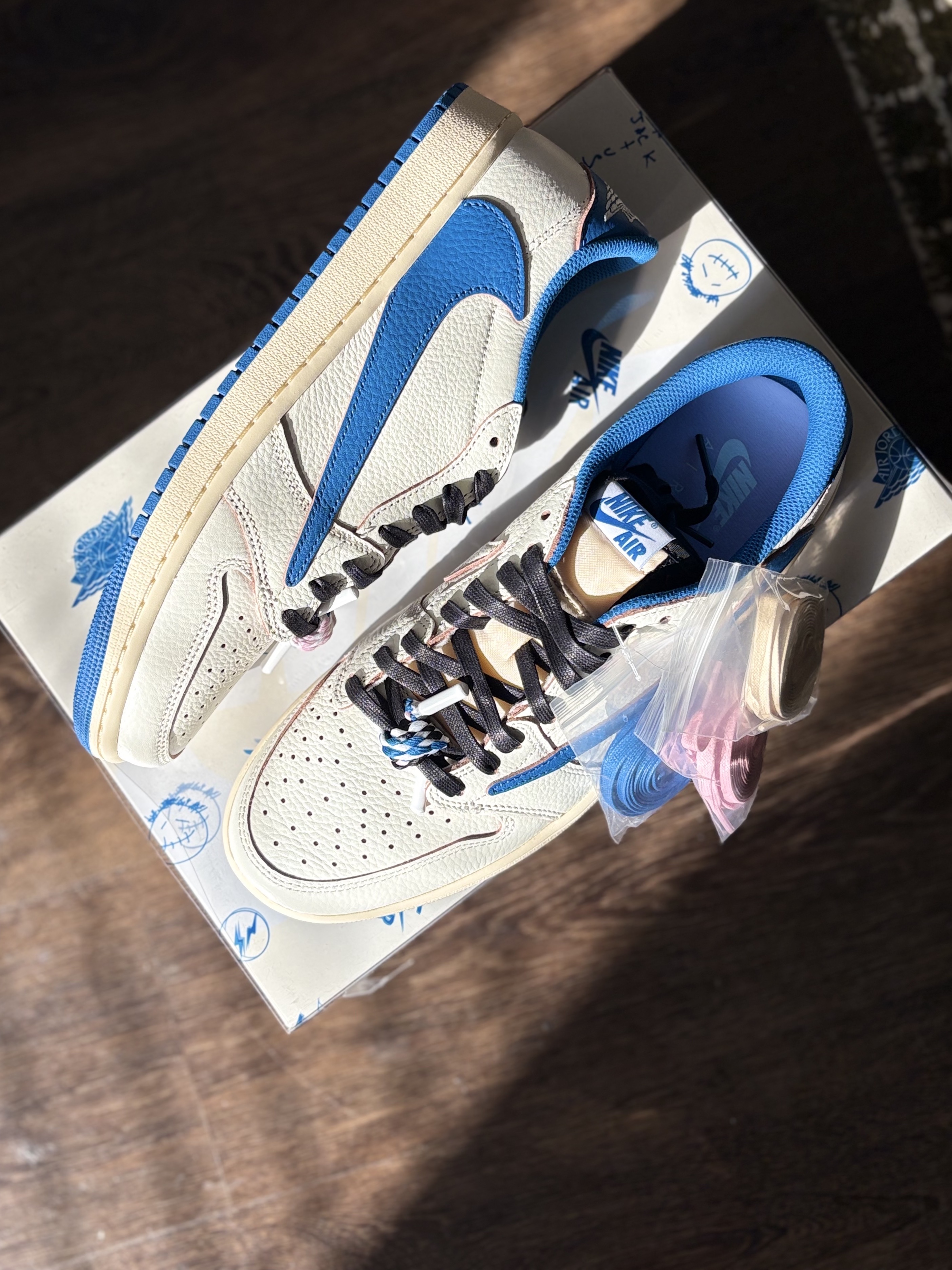 Jordan 1 x Travis Scott x Fragment Retro Low OG SP Sail Military Blue 착용 스타일 - 2