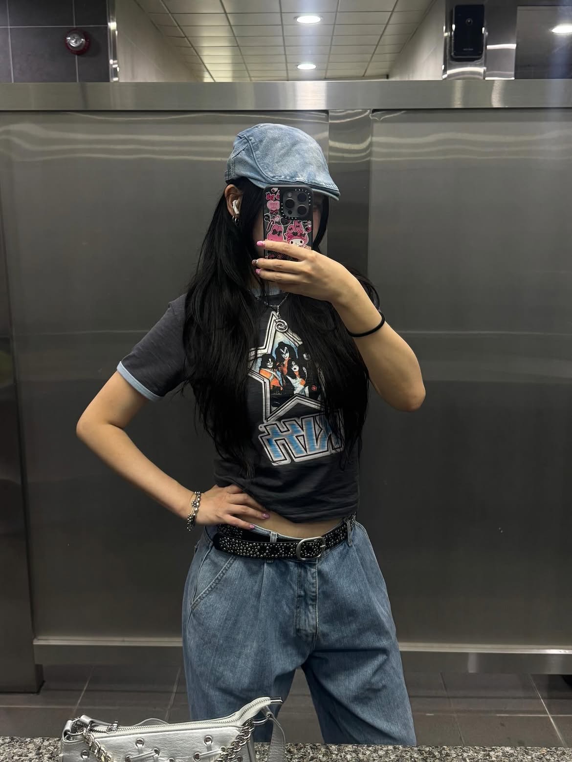 MAINBOOTH X KISS Woman Star T-shirt Charcoal 착용 스타일 - 1