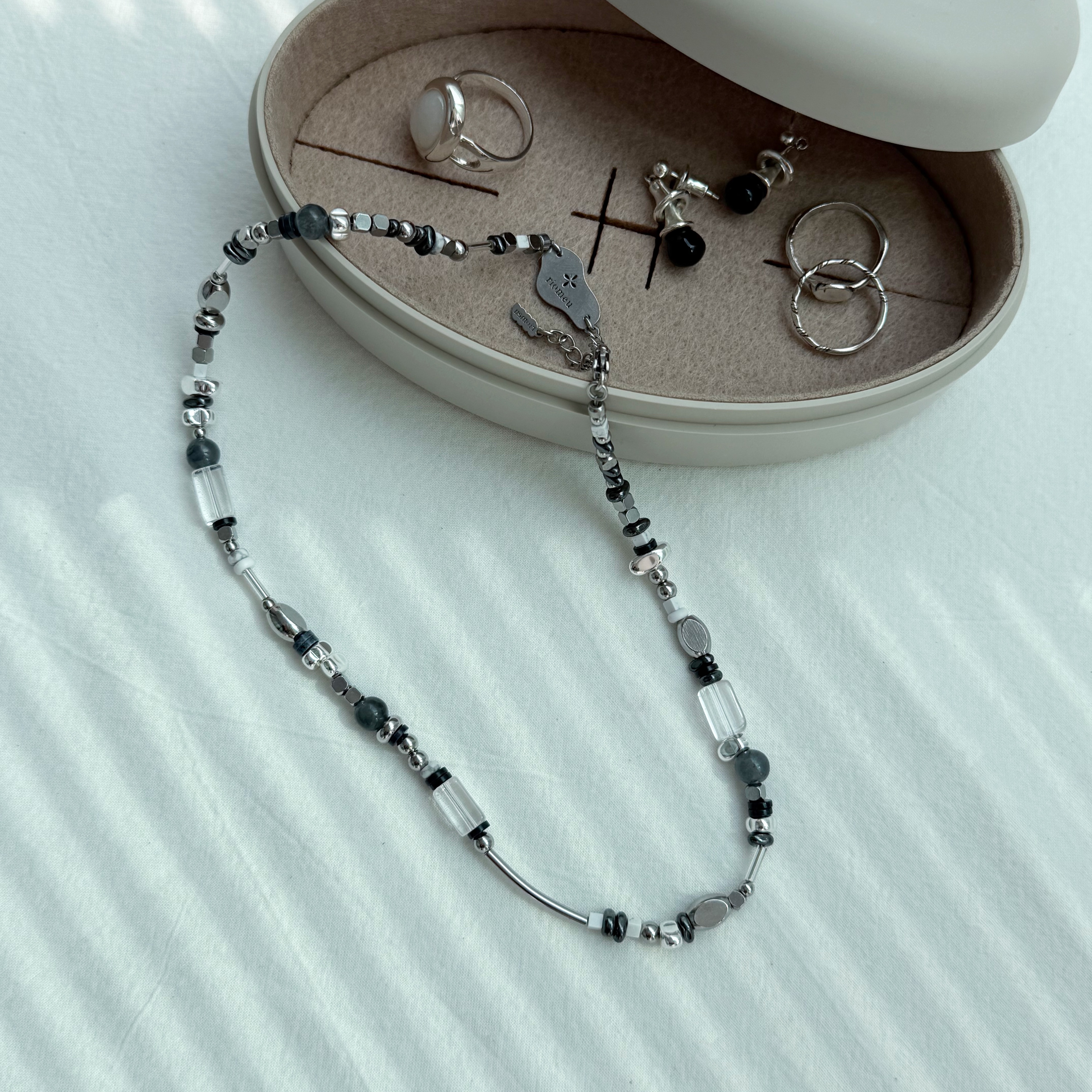 Riomeu Martin gray necklace 착용 스타일