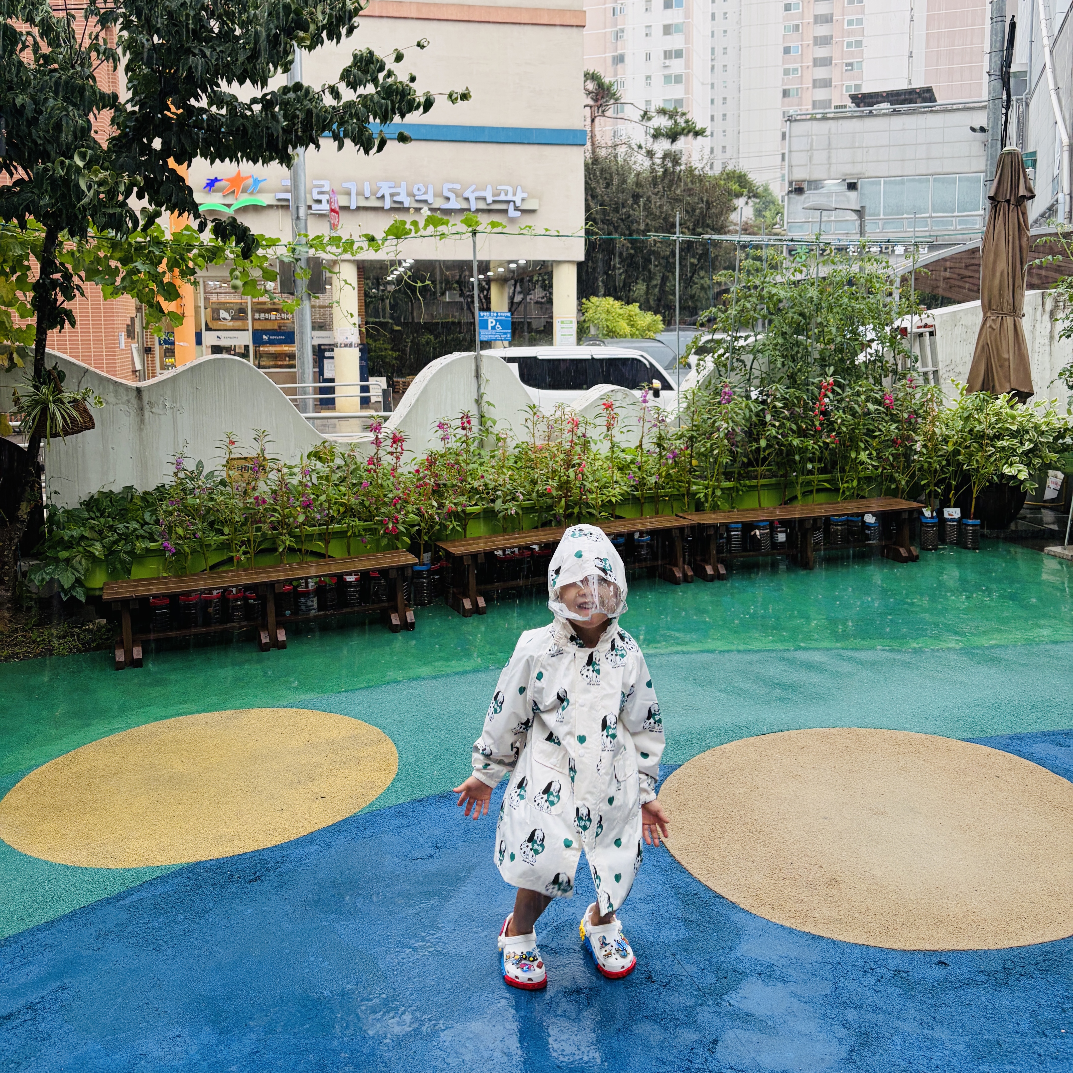 Starbucks x Bebe De Pino Raincoat M White, (Kids) Crocs x Lego Creativity Clog White 착용 스타일 - 1