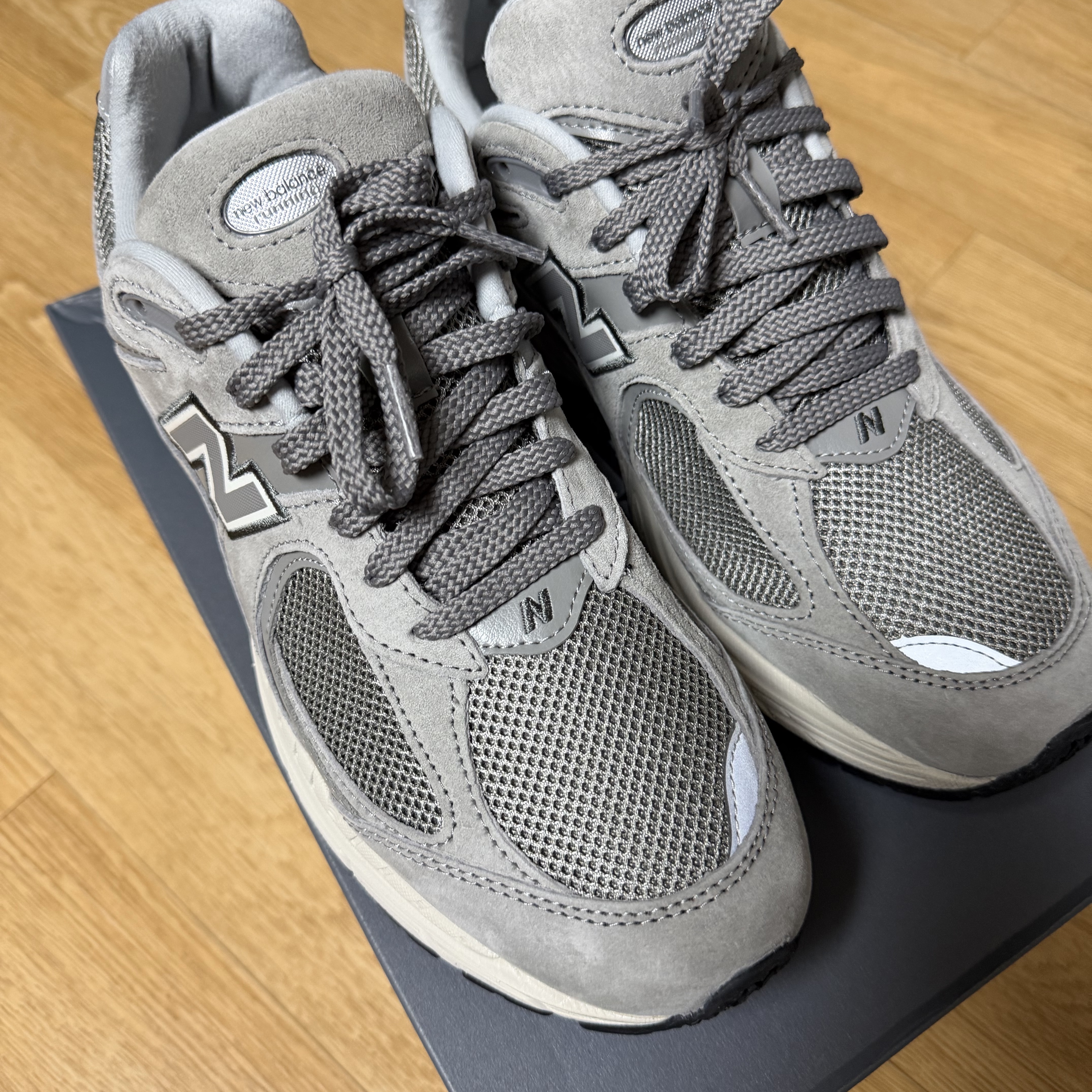 New Balance 2002R Grey 착용 스타일