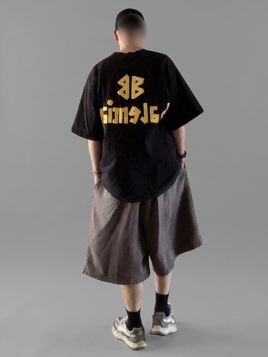 Balenciaga Tape Type Medium Fit T-Shirt Faded Black, Undermycar MU.127 Classic Logo Brush Washed Sweat Shorts Mocha 착용 스타일