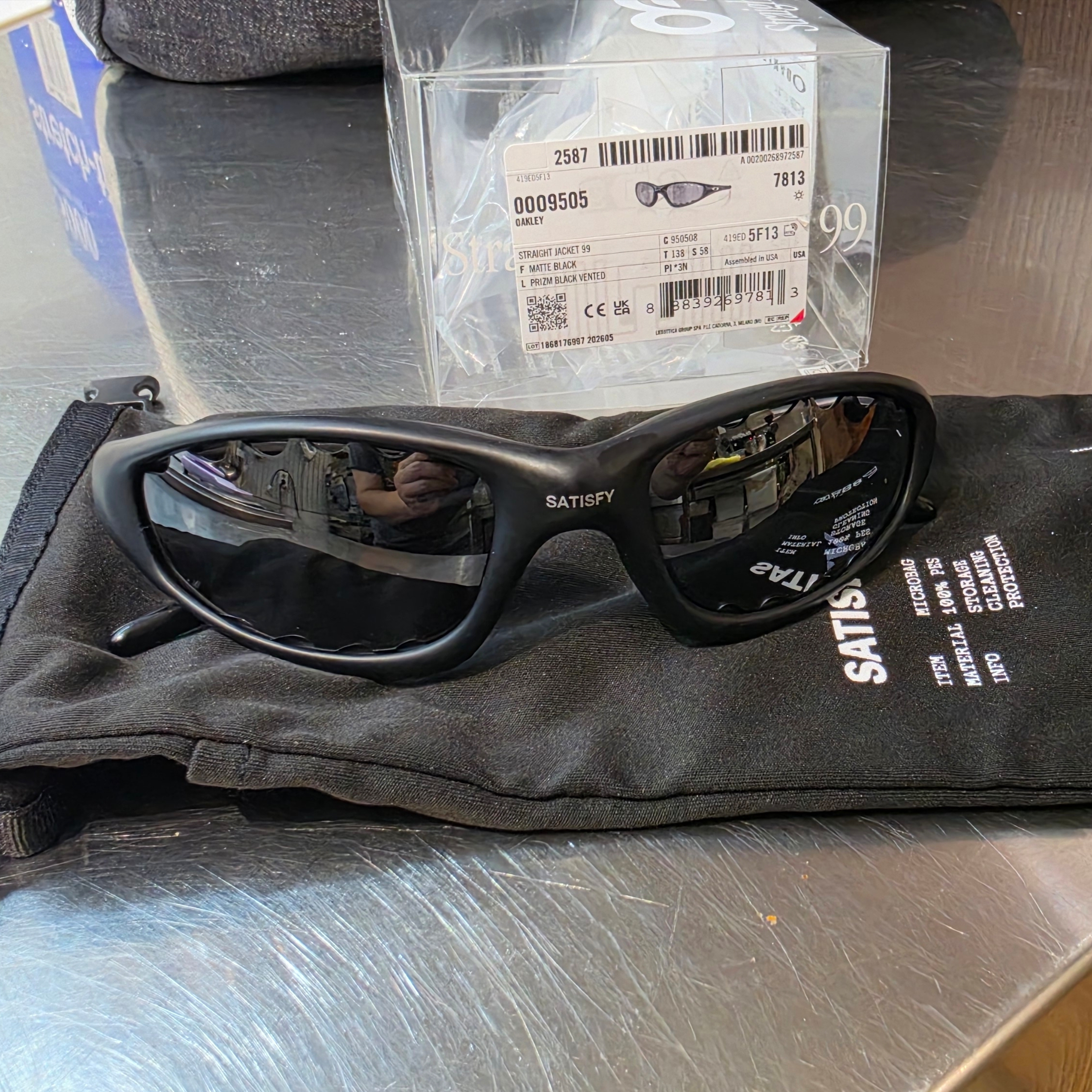 Oakley x Satisfy Straight Jacket 99 O Matter Frame Prizm Black Lense 착용 스타일