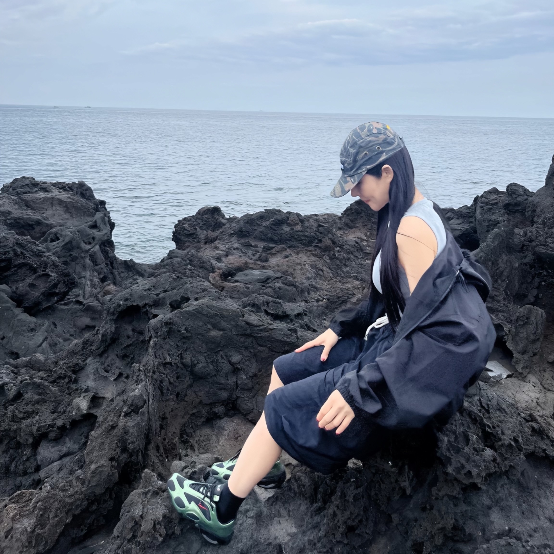 (W) Nike Air Max Muse Black Oil Green, Supreme Military Camp Cap Olive Tiger Camo - 24SS 착용 스타일 - 3
