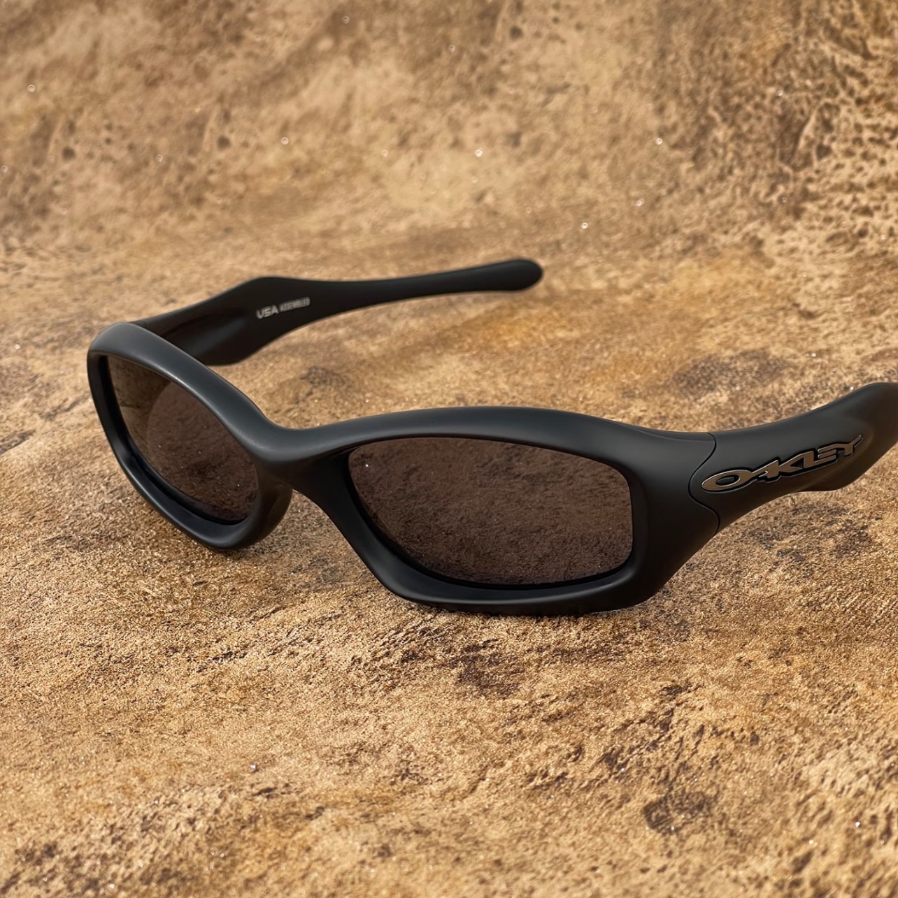 Oakley MUZM Fatcat Matte Black Frame Prizm Grey Lenses High Bridge Fit 착용 스타일 - 1