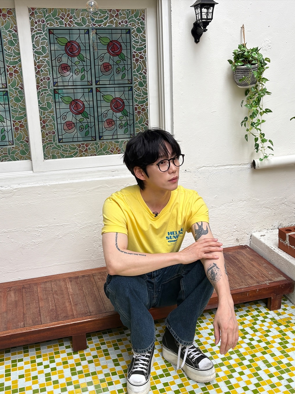Hello Sunrise Travel Agency Logo Tee Yellow 착용 스타일