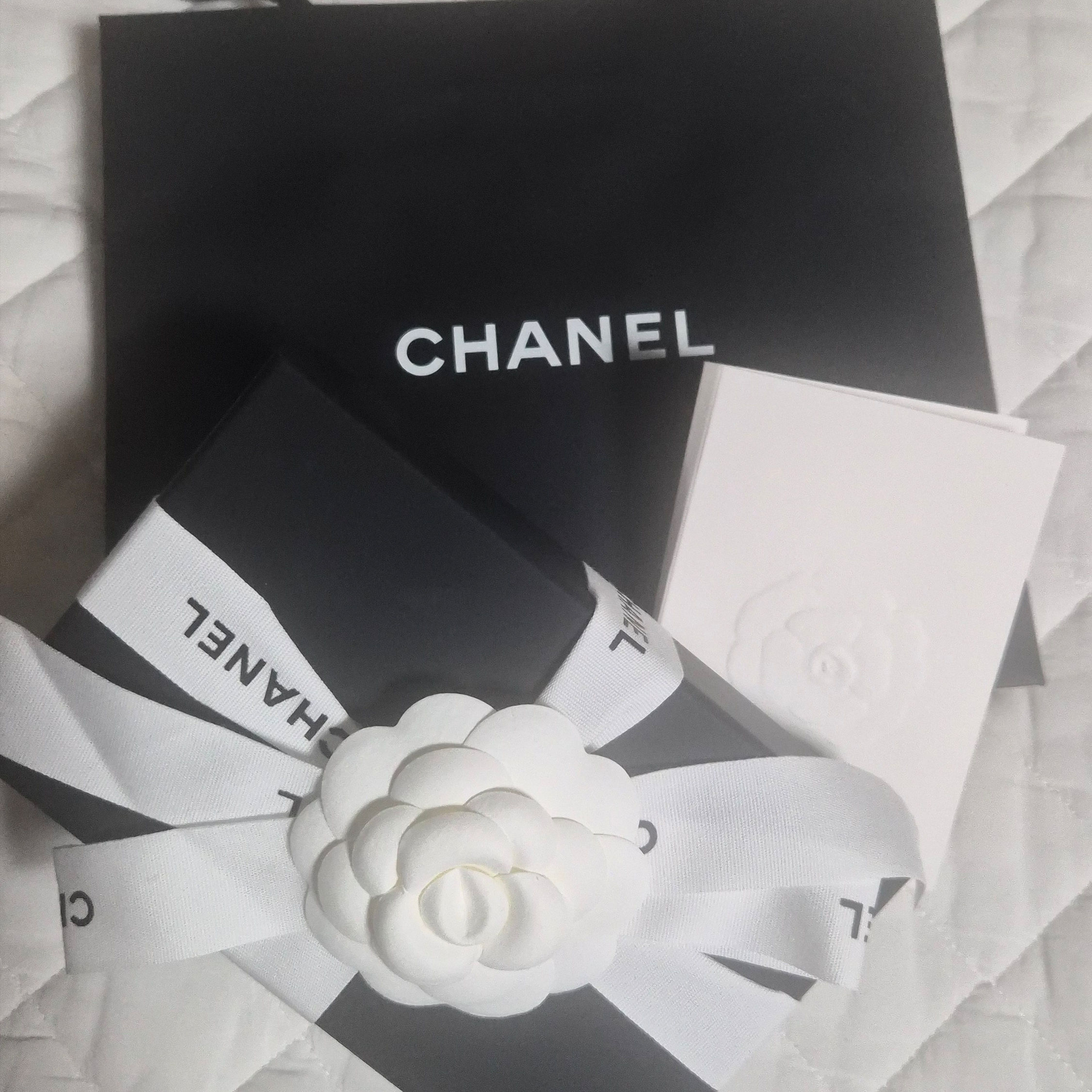 Chanel Classic Card Holder Grained Calfskin & Gold Black 착용 스타일 - 2