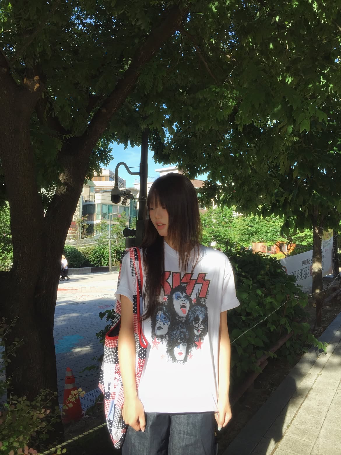 MAINBOOTH X KISS Shooting Star T-shirt White 착용 스타일 - 1
